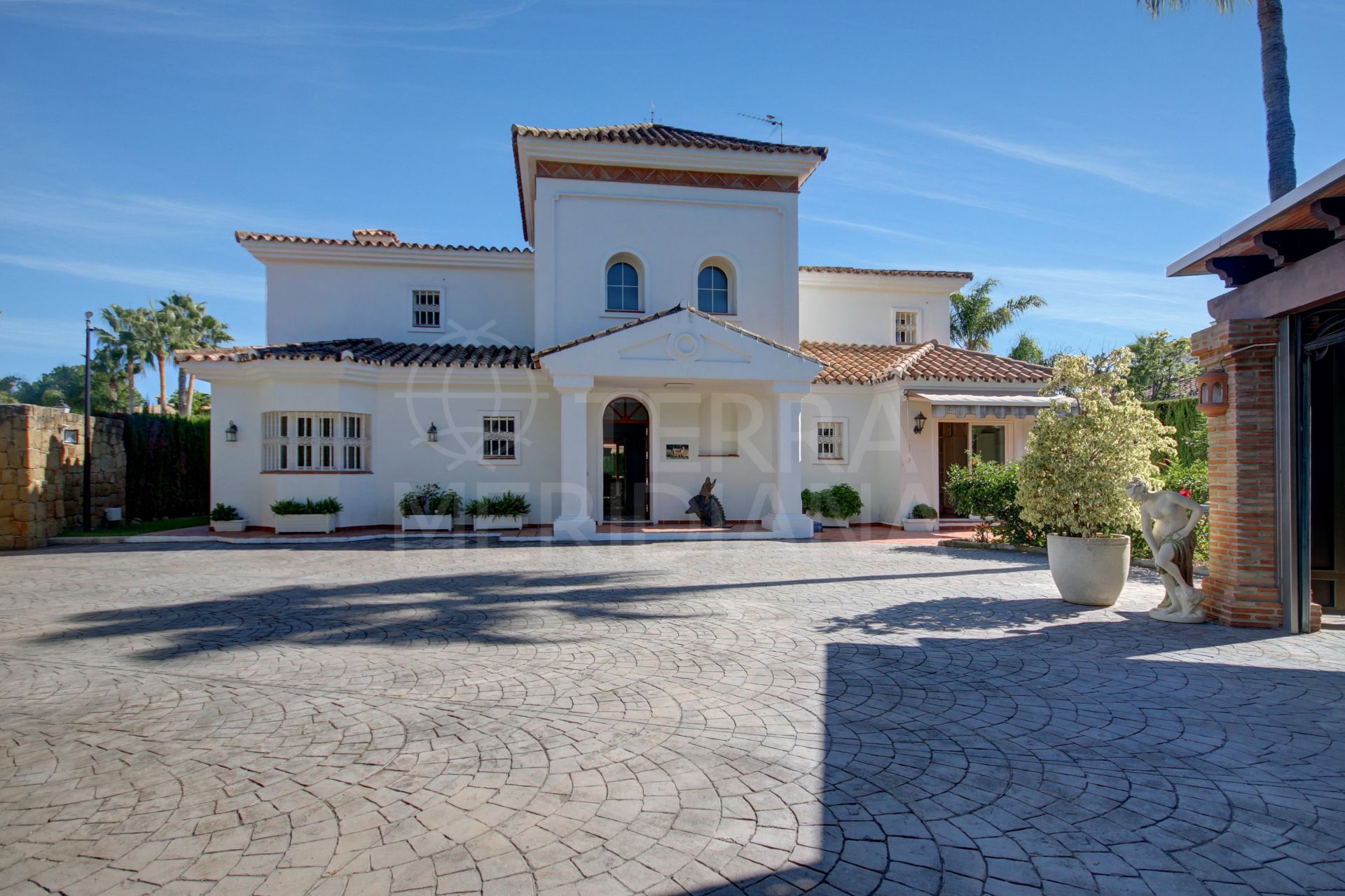 Villa de estilo mediterráneo con 5 dormitorios en venta cerca de la playa en Casasola, Estepona