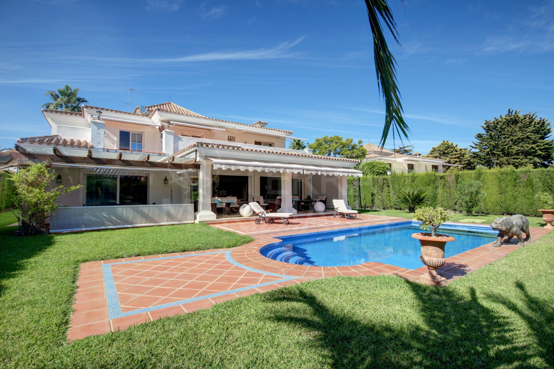 Villa de estilo mediterráneo con 5 dormitorios en venta cerca de la playa en Casasola, Estepona