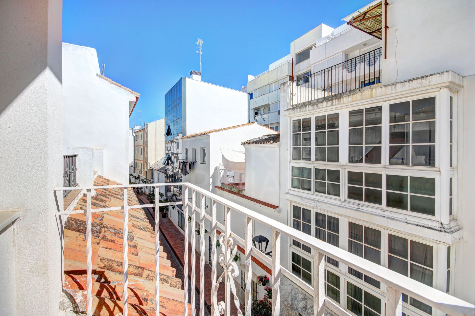 Reformed townhouse for sale in the old town of Estepona, with solarium