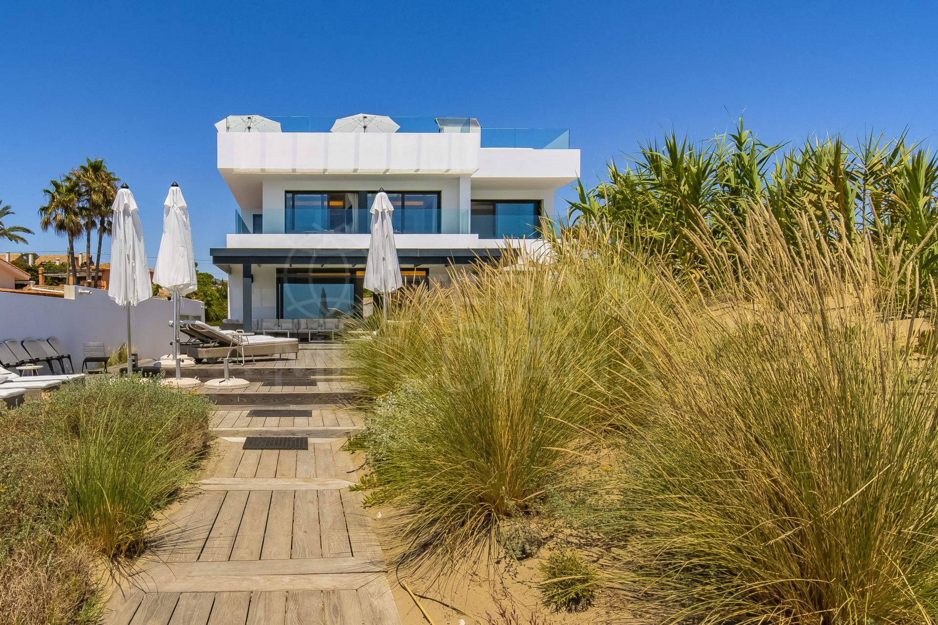 Villa de lujo moderna en primera línea de playa para alquiler de vacaciones en Las Chapas, Marbella