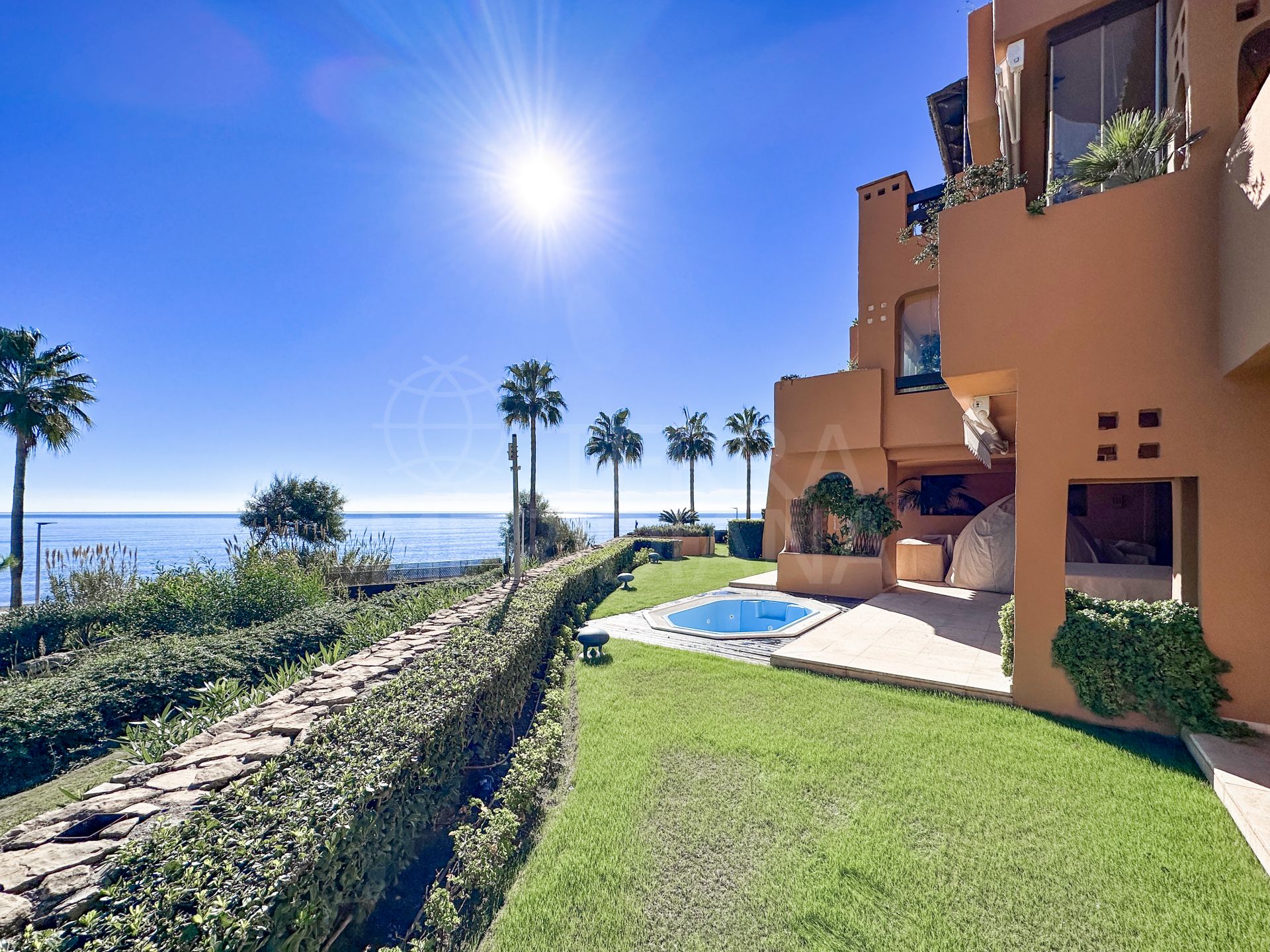 Lujoso apartamento de 3 dormitorios en primera línea de playa en venta en Los Granados del Mar, Estepona