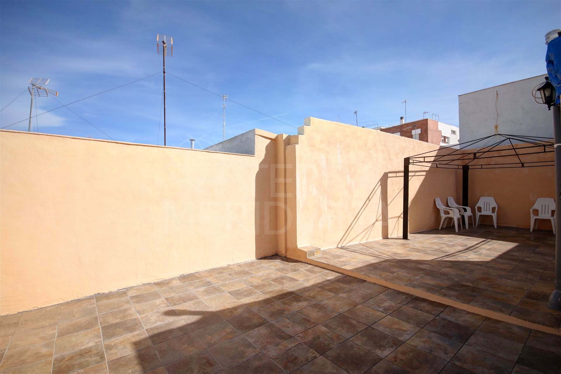 Townhouse for sale in Estepona old town with commercial premises and private apartment