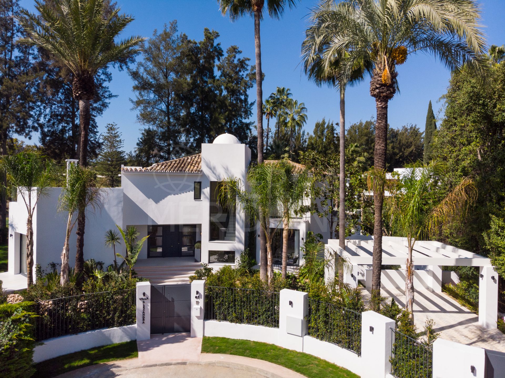 Stunning reformed front-line golf villa for sale in Las Brisas, Nueva Andalucia