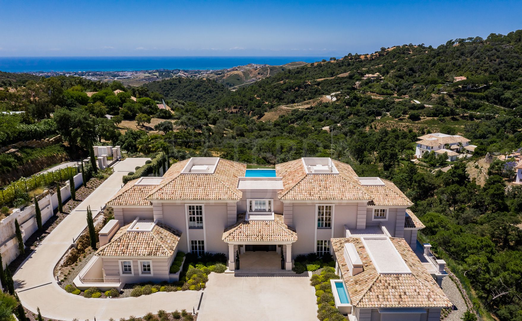 Elegante y lujosa villa con vistas panoramicas al mar se vende en La Zagaleta, Benahavis