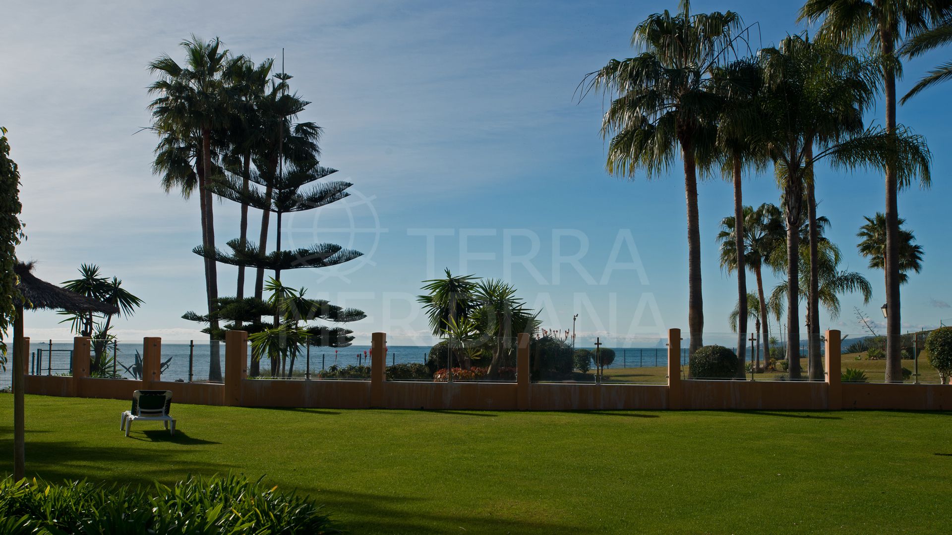 Lujosa casa adosada en primera línea de playa para alquiler vacacional en Riviera Andaluza, Estepona