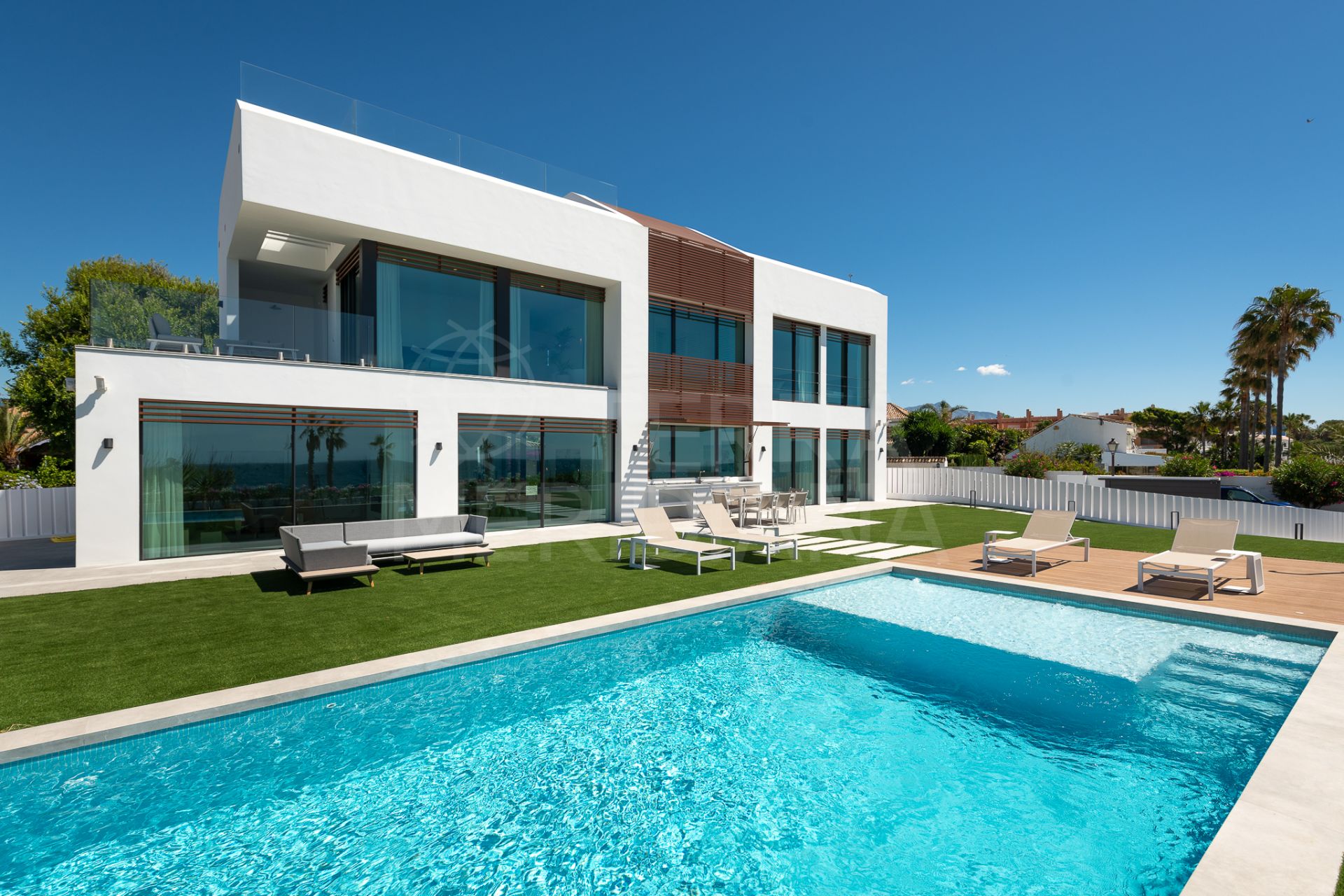 Magnífica villa en primera línea de playa con 5 dormitorios en venta en la Nueva Milla de Oro de Estepona
