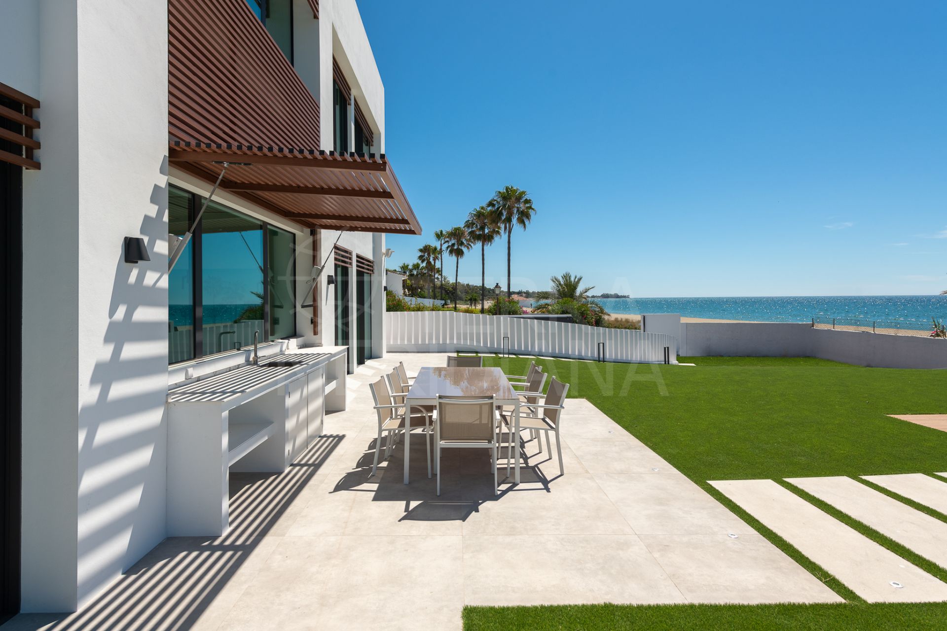 Superbe villa de 5 chambres en première ligne de plage à vendre dans le Nouveau Golden Mile d'Estepona