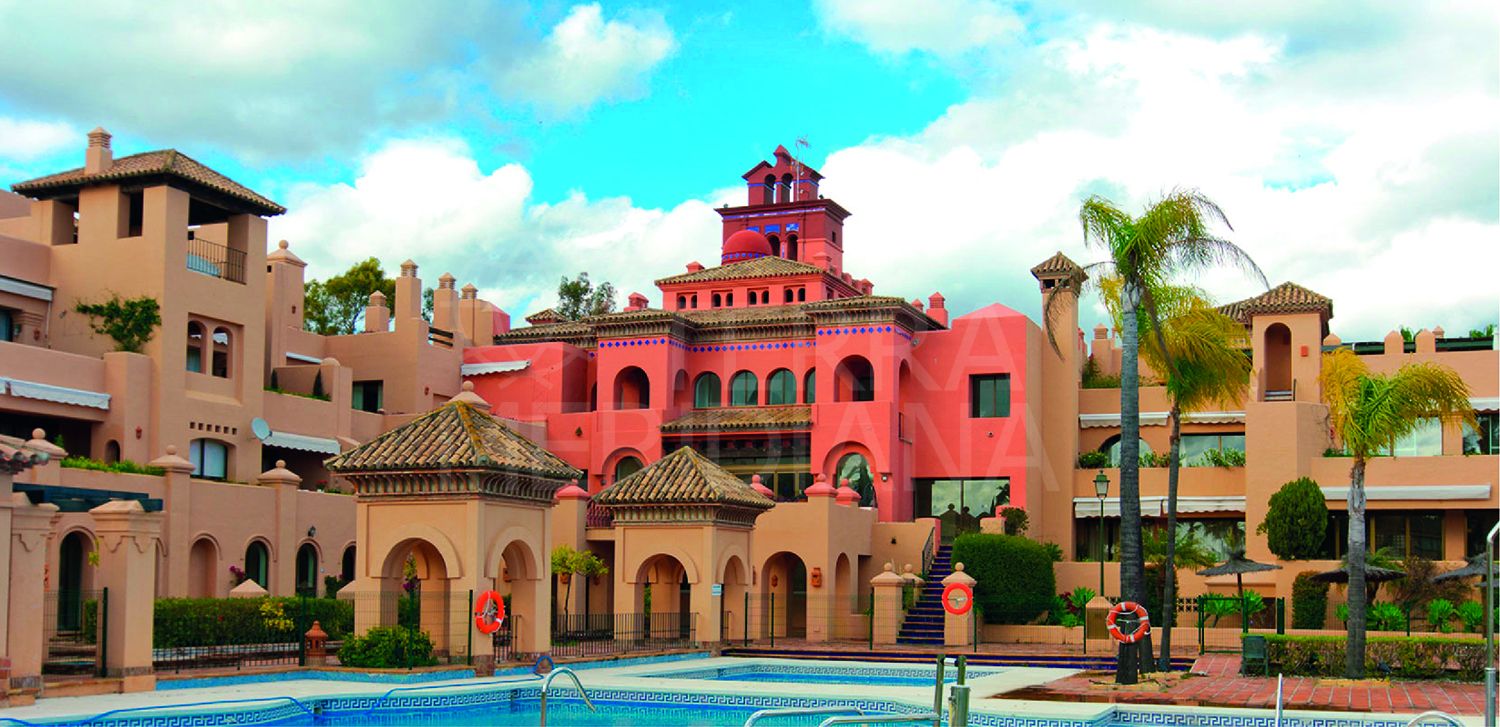 Fantástica oportunidad de negocios en venta hotel con 14 suites en La Cartuja, Atalaya Golf Estepona