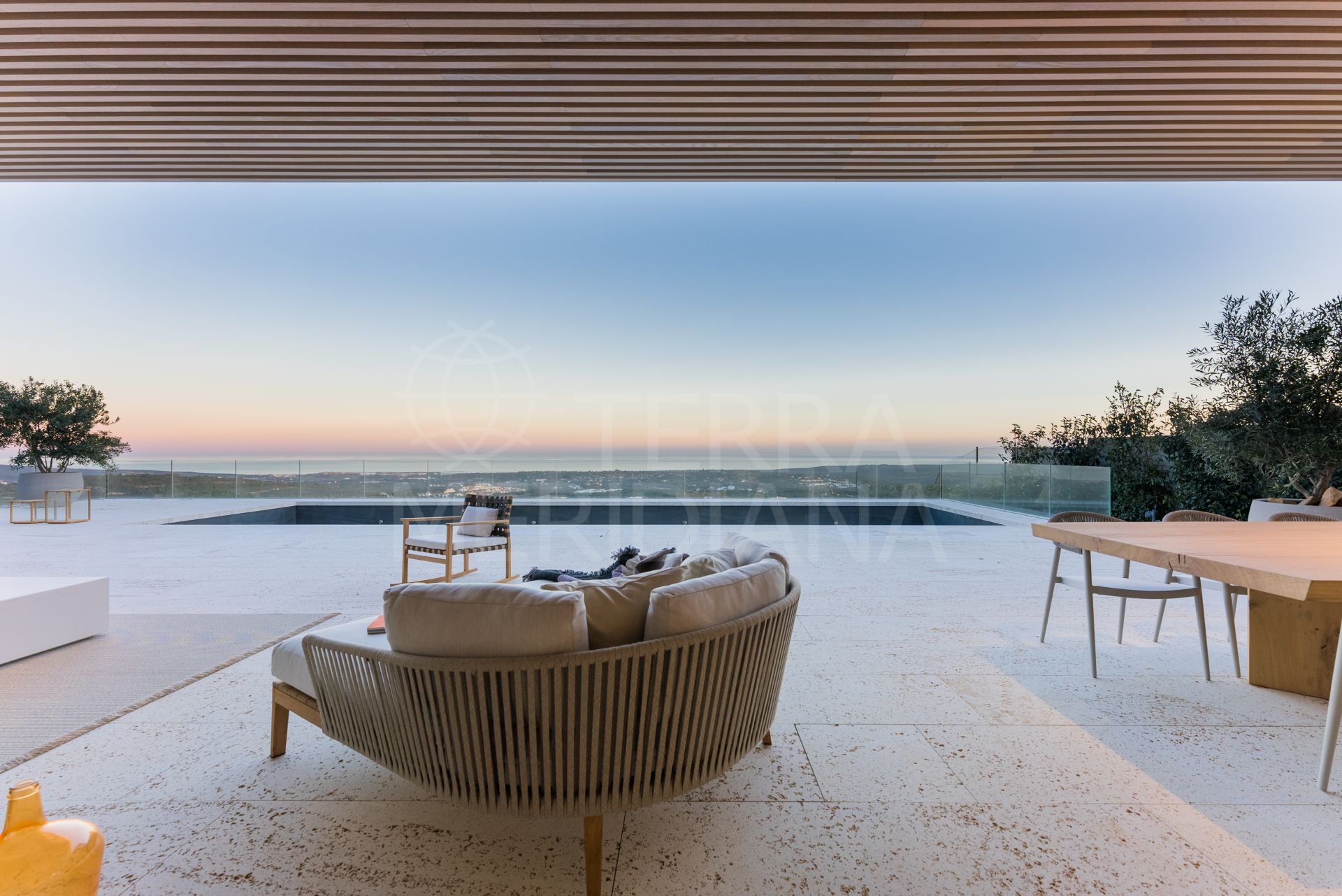 Villa vanguardista con vistas al mar en venta en La Reserva, Sotogrande