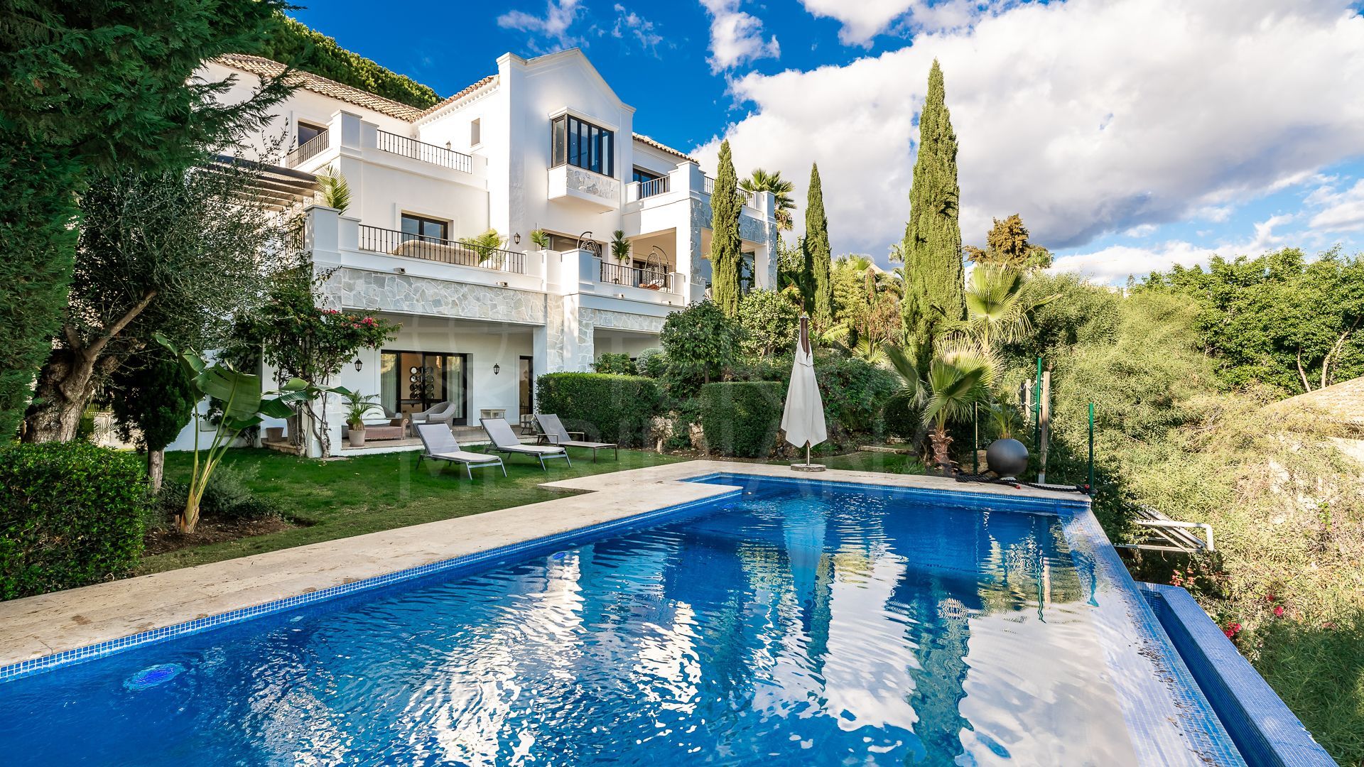Magnífica villa de lujo remodelada de 5 dormitorios con vistas al mar en venta en El Paraíso, Estepona