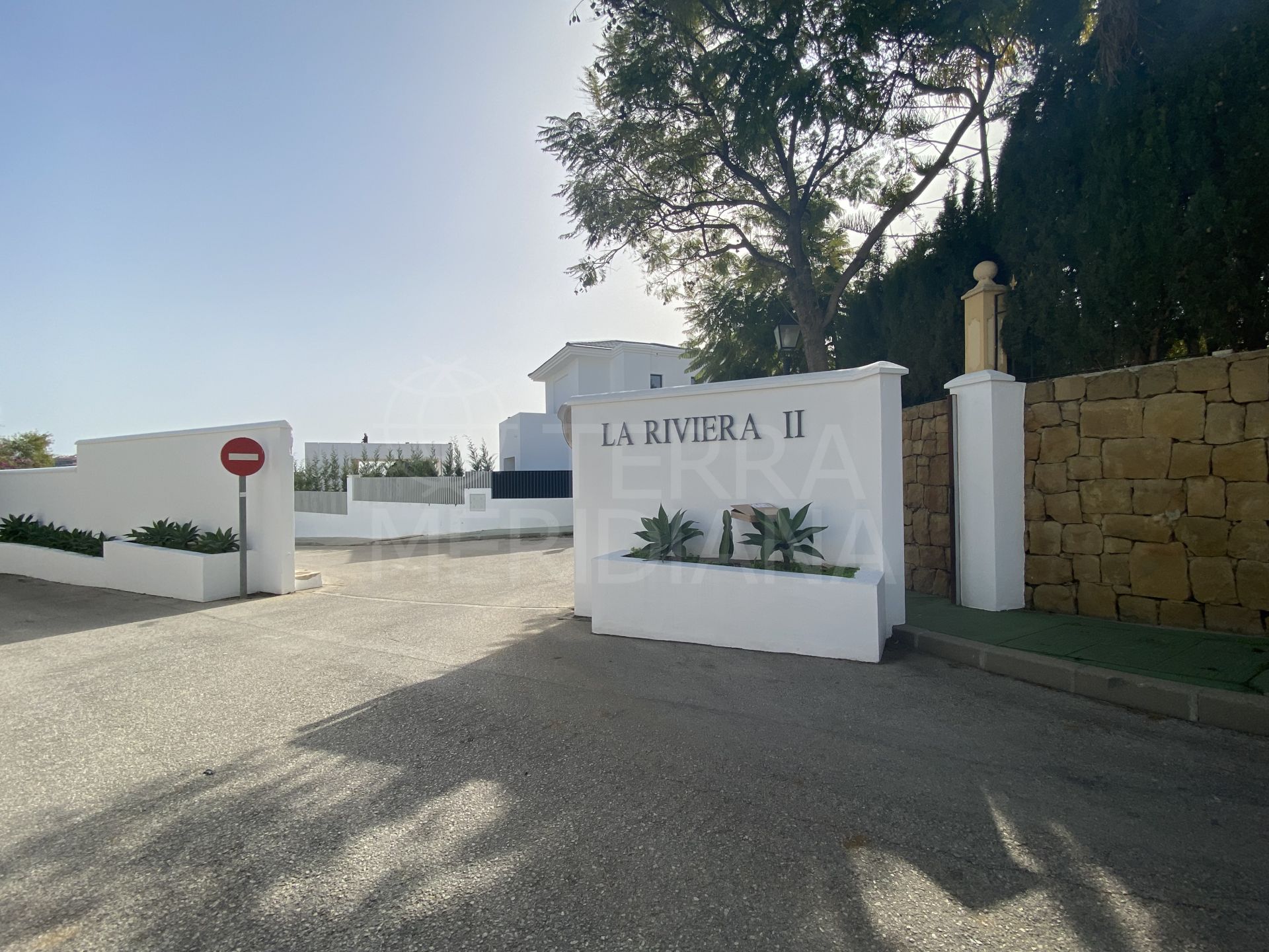 Просторный участок с видом на море и предварительным проектом современной виллы для продажи в Ла Кинта, Бенахавис