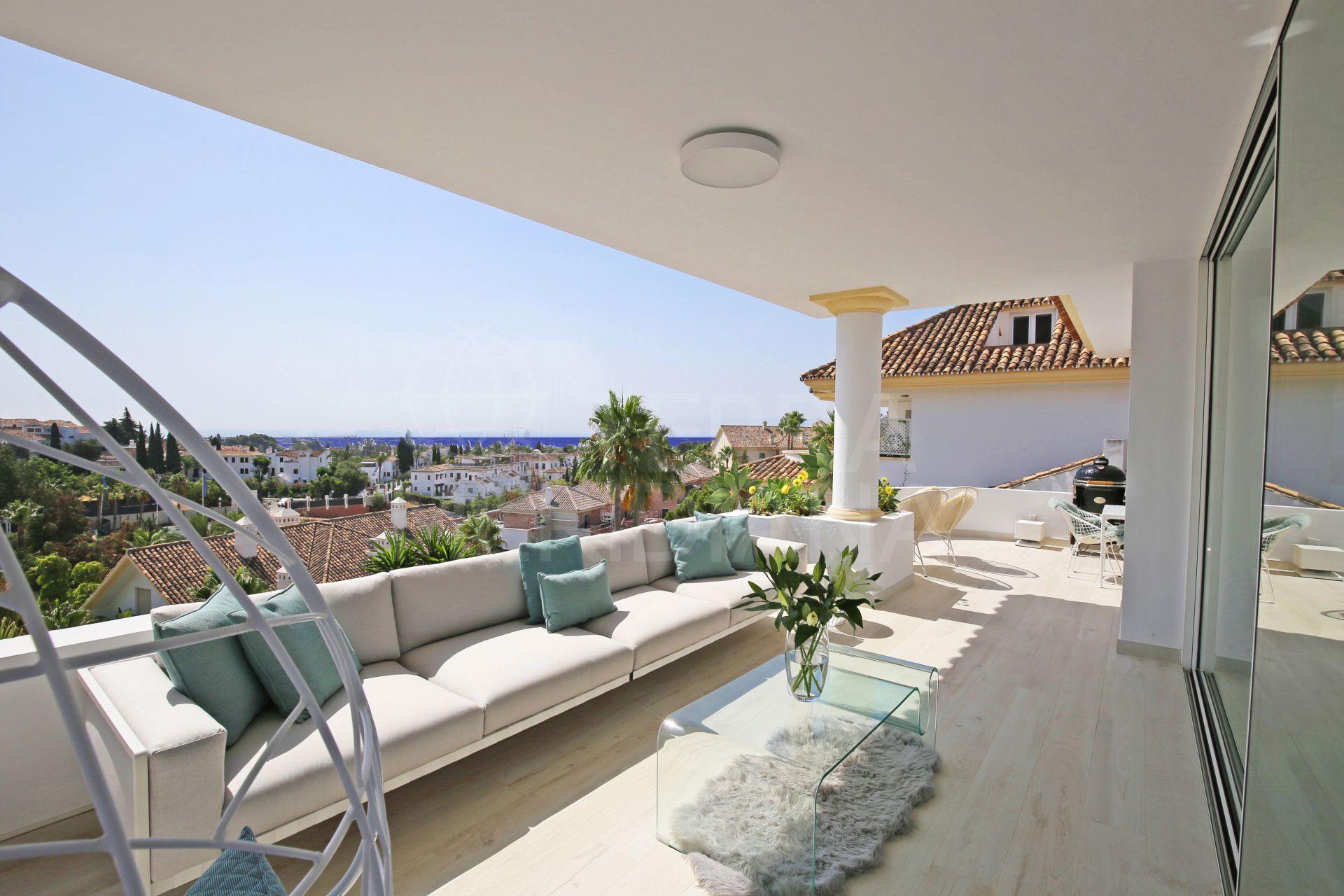 Stylishly remodelled duplex penthouse with sea views for sale in Monte Paraiso, Marbella Golden Mile