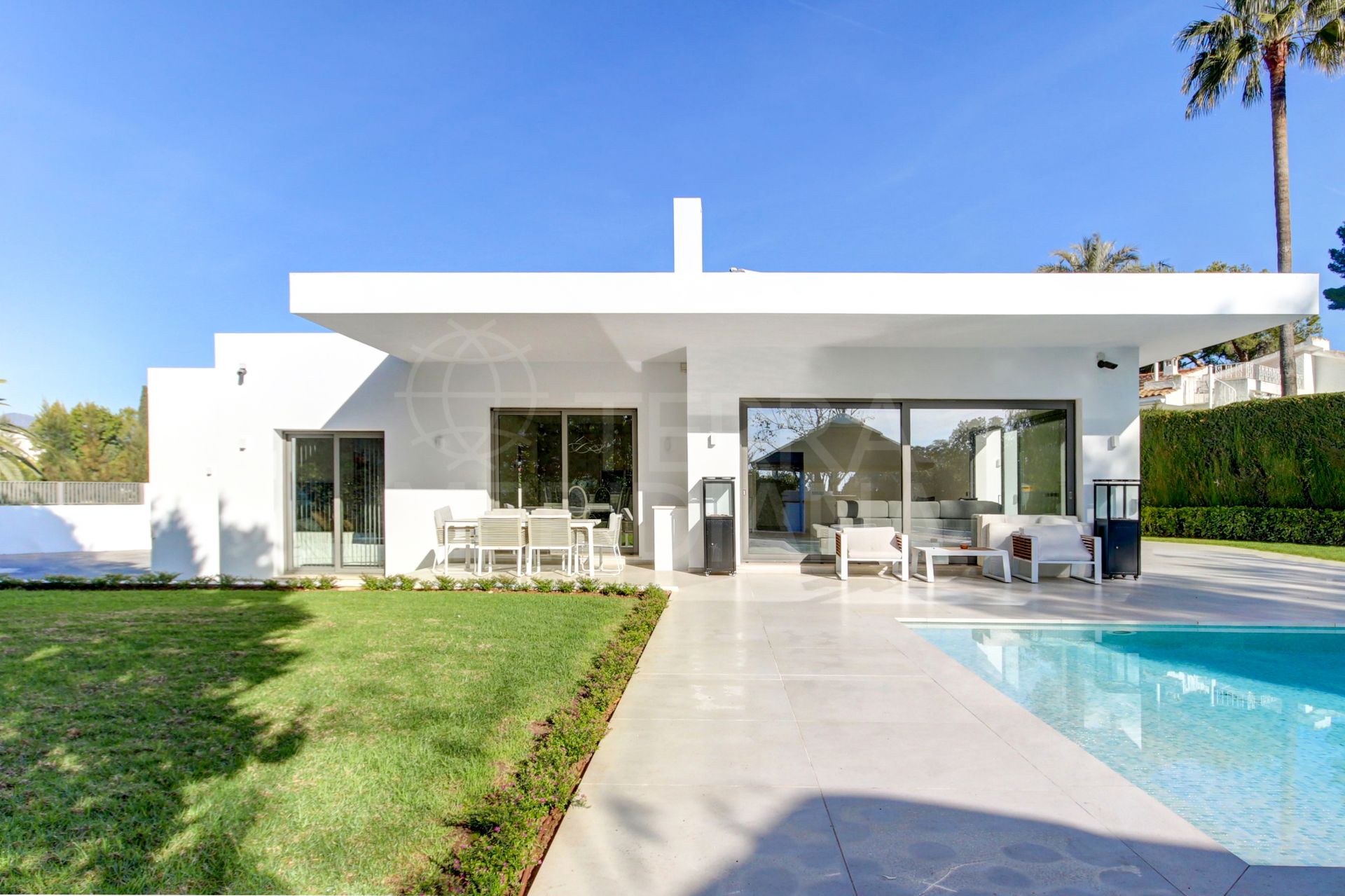 Villa de nueva construcción de estilo contemporáneo en primera línea de golf en venta en Guadalmina Alta, Marbella