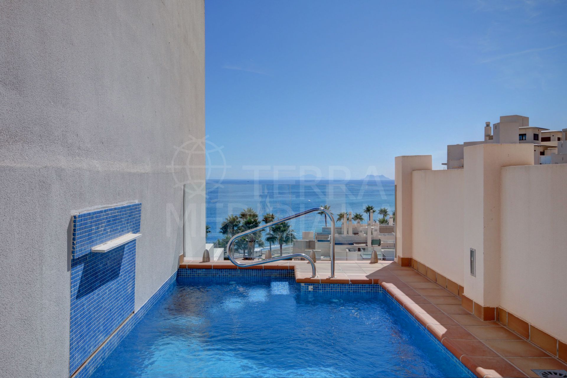 Ático dúplex en primera línea de playa con piscina privada y vistas panorámicas al mar en venta en Estepona