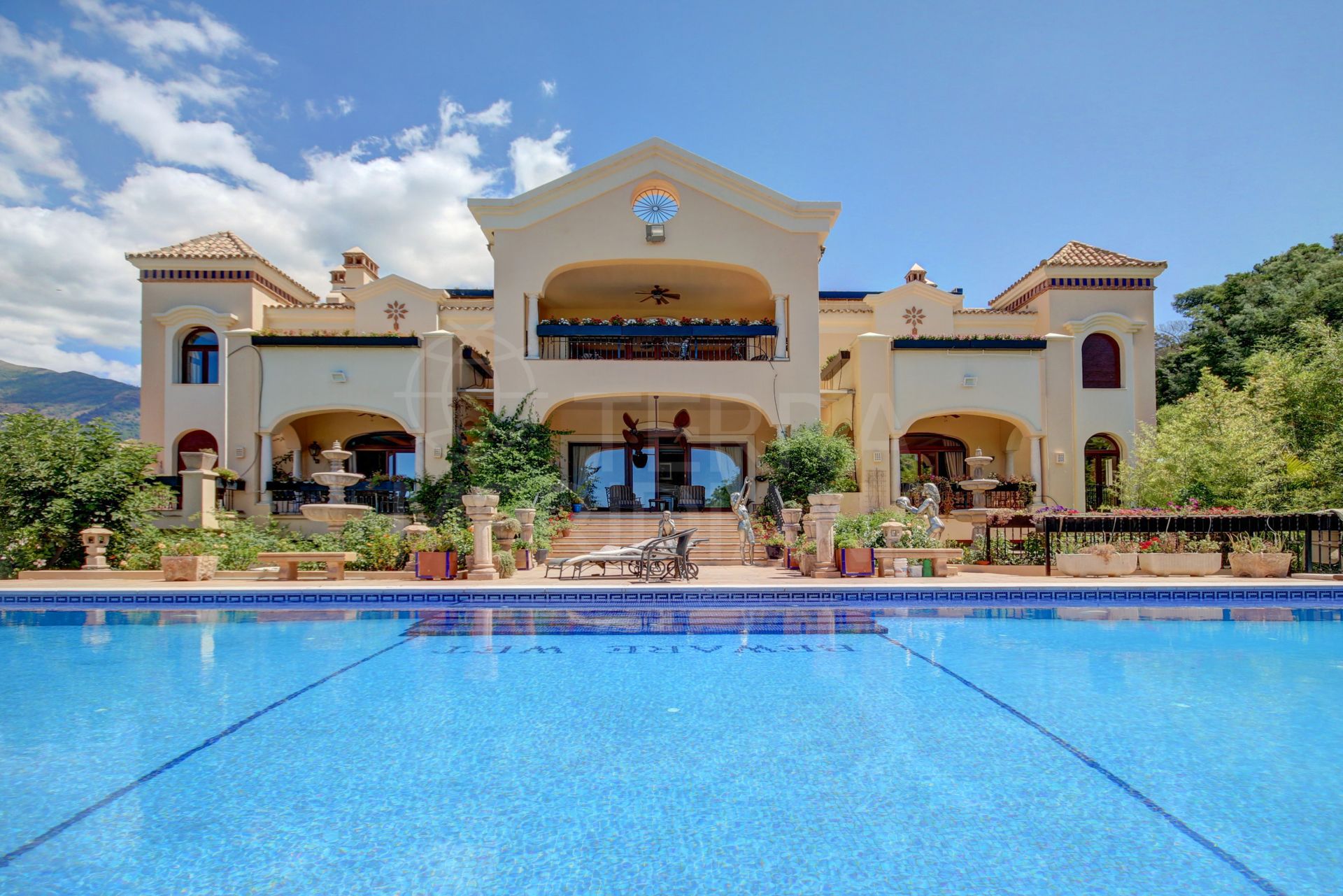 Majestuosa mansión de 12 dormitorios con 3 piscinas y vistas al mar en venta en La Zagaleta, Benahavís