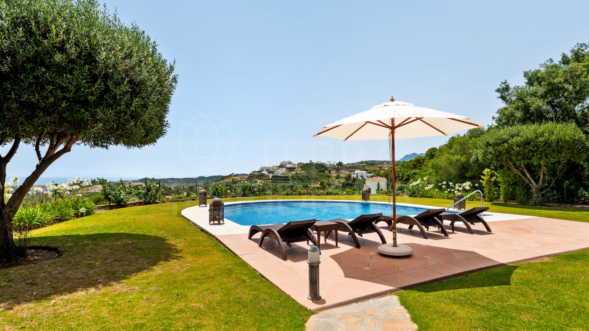 Fabulosa villa de lujo de 5 dormitorios con vistas al mar en venta en Marbella Club Golf Resort, Benahavis
