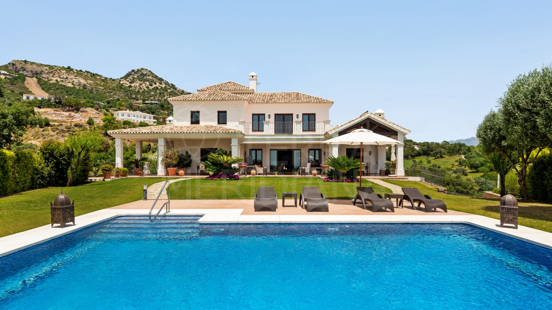 Fabuleuse villa de luxe de 5 chambres avec vue sur la mer à vendre dans le Marbella Club Golf Resort, Benahavis.