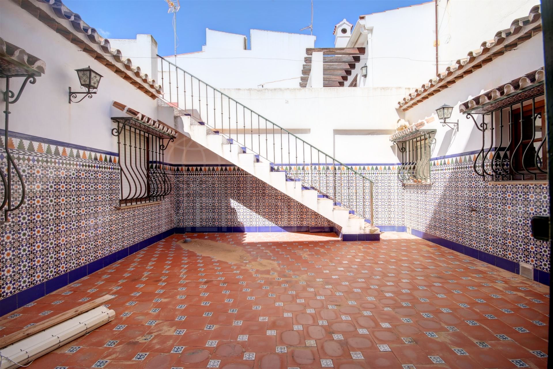 Townhouse with andalusian patio, solarium and private garage for sale in the old town of Estepona