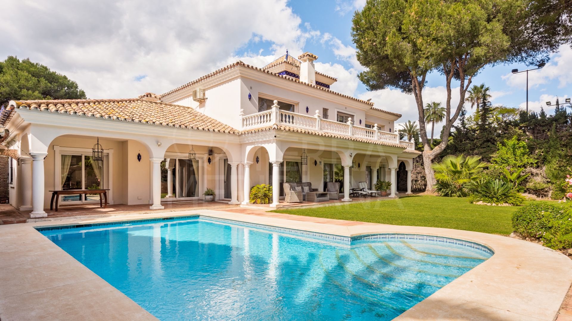 Impressive 5 bedroom villa for sale in EL Paraiso Barronal, Estepona