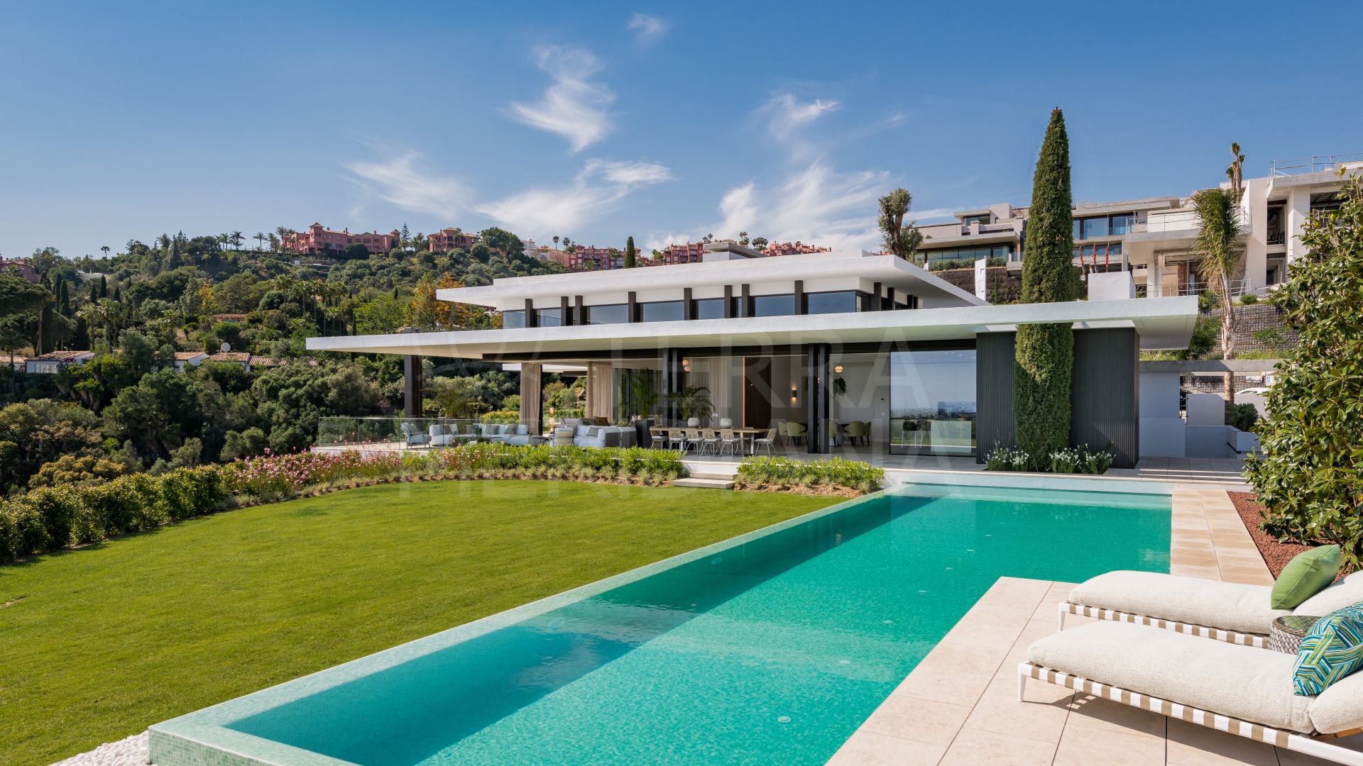Villa de lujo con vistas al mar diseñada para ser abierta y práctica en venta en The Hills, Benahavis