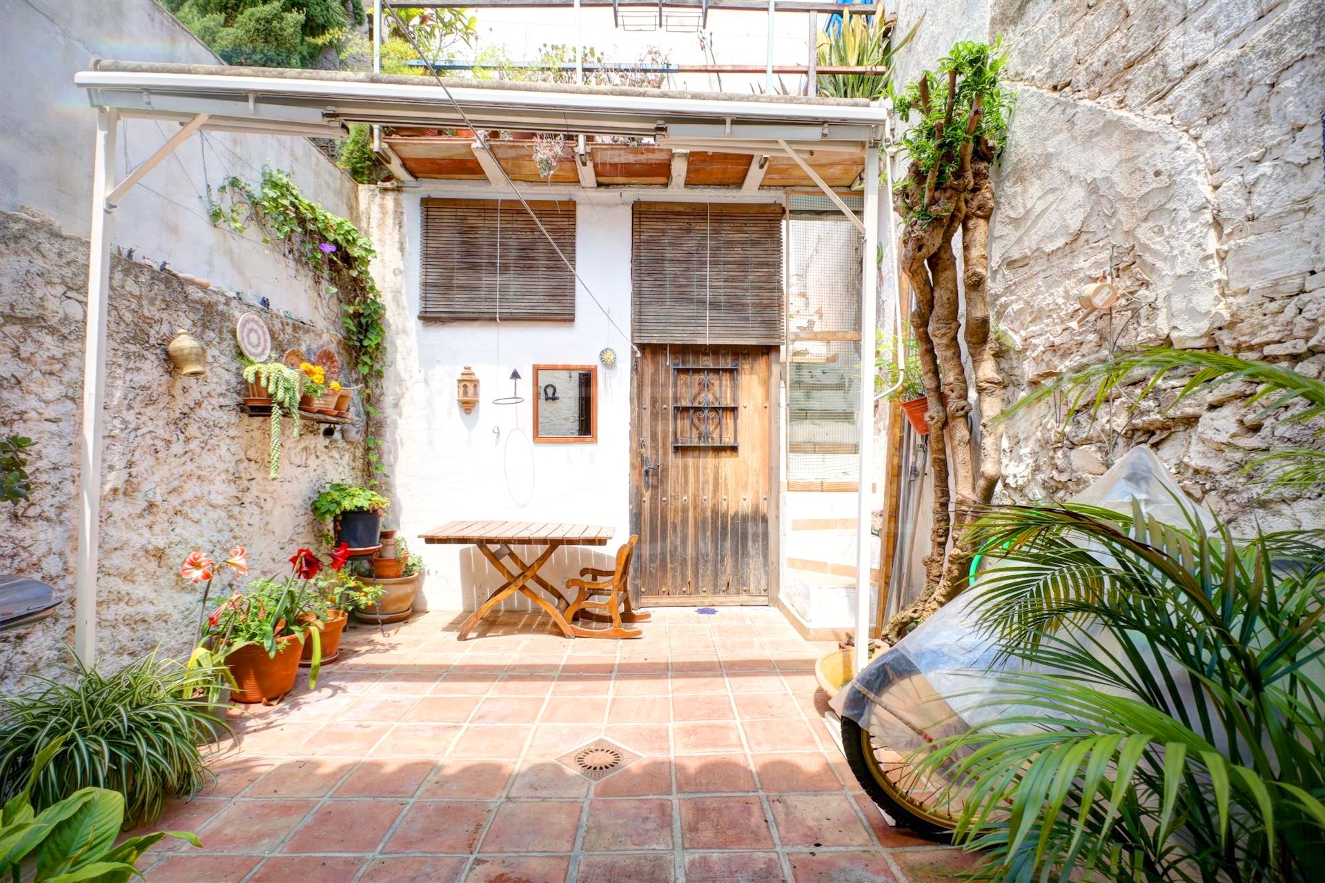 Maison de ville traditionnelle à vendre dans la vieille ville d'Estepona, avec patio