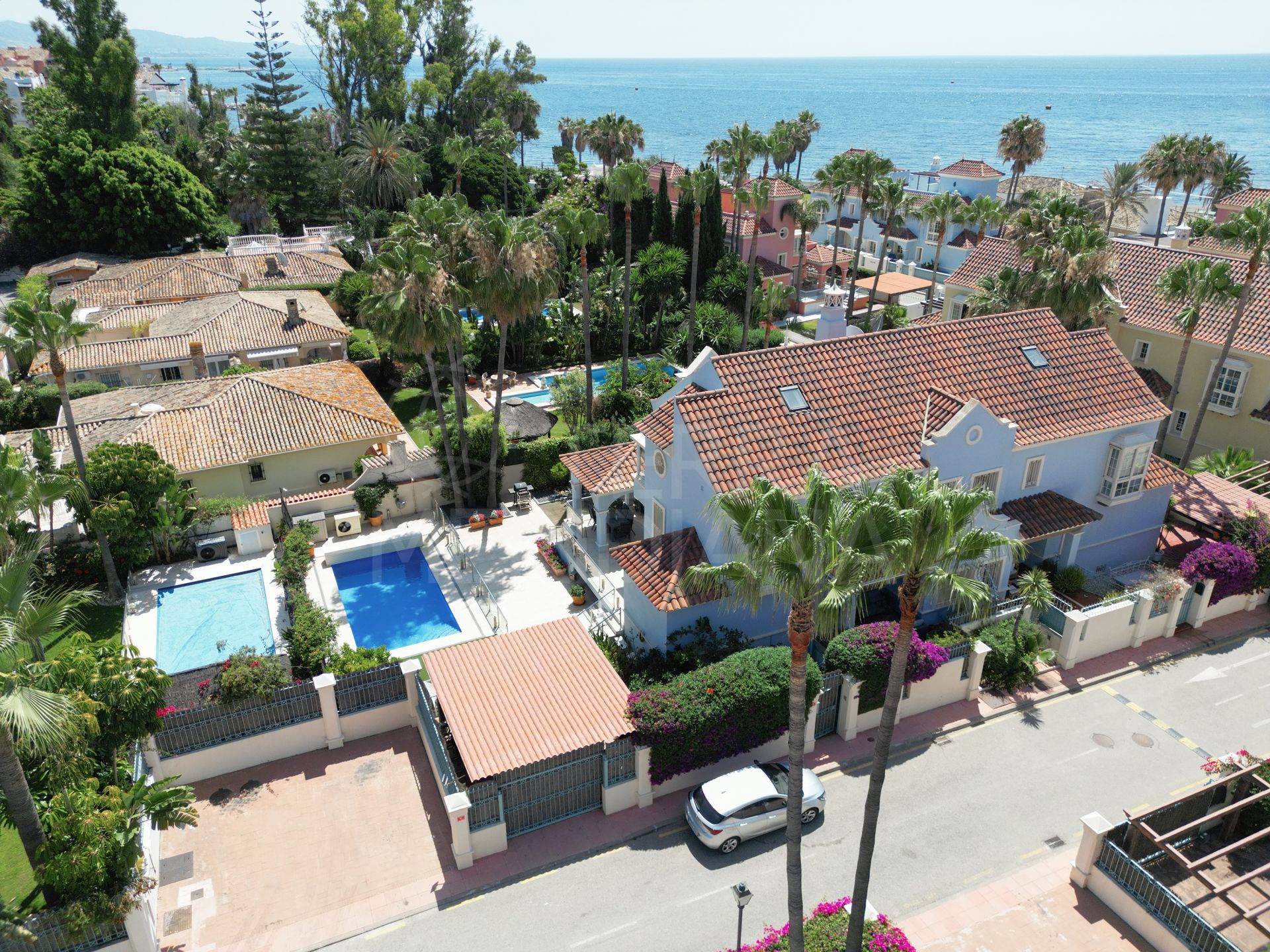Beachside Semi Detached Villa with Private Pool for sale in Lorea Playa, Puerto Banus