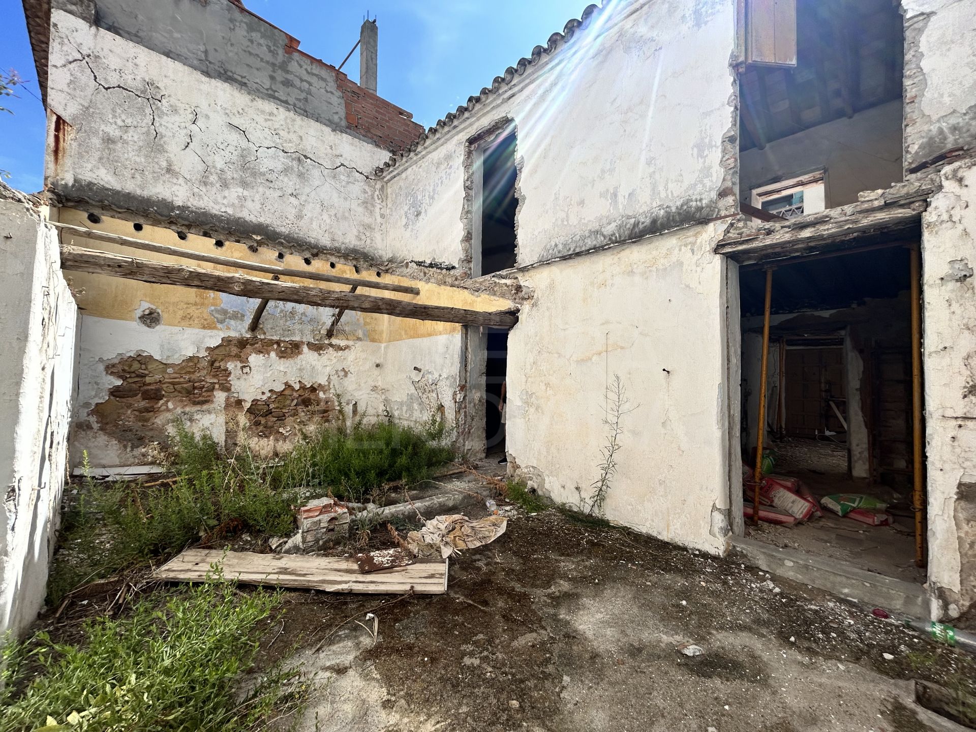Large plot with ruin for sale in estepona old town, with access to 2 streets