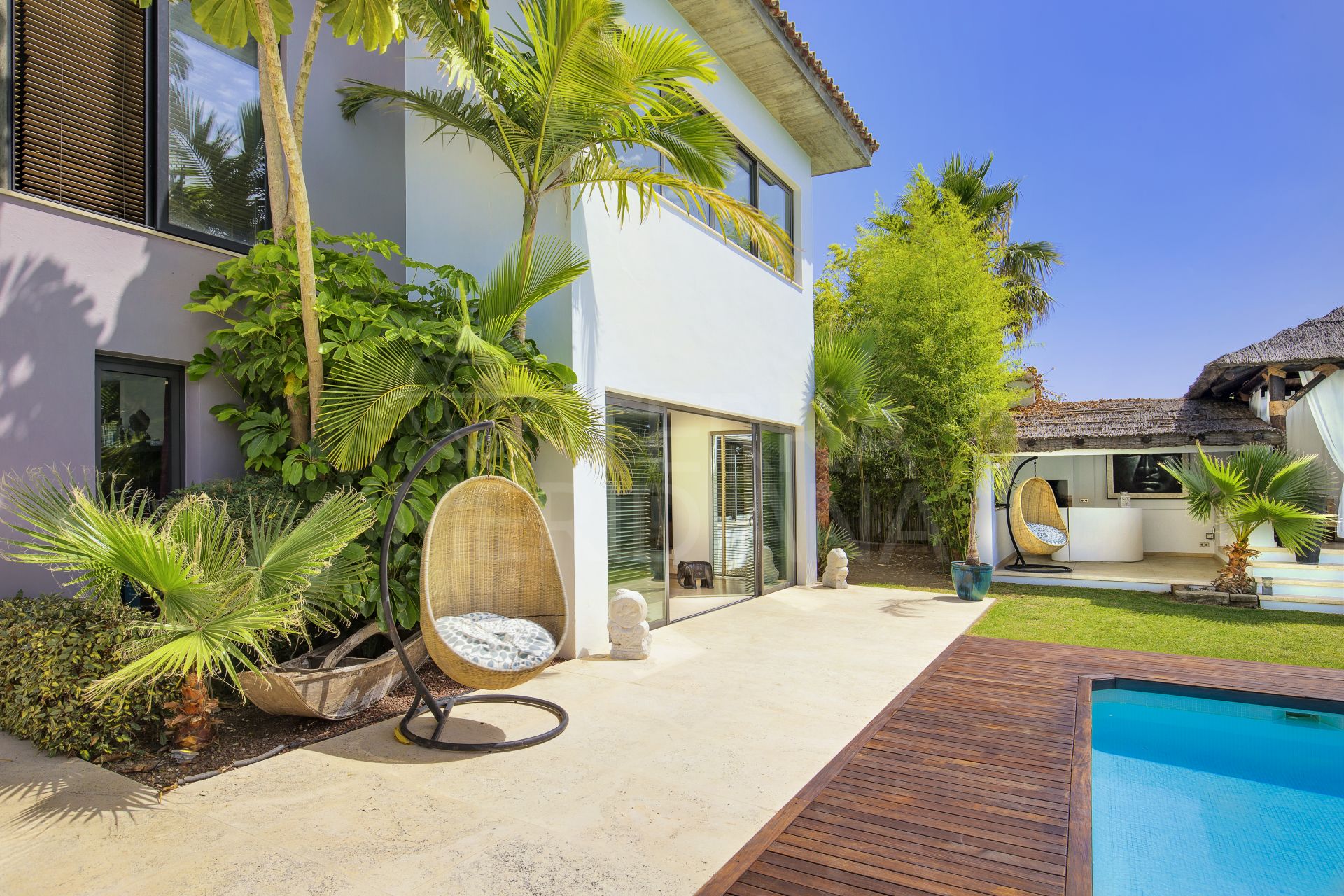 Villa rénovée de luxe dans un emplacement privilégié en bord de plage à vendre sur la Nouvelle Mille d'Or d'Estepona