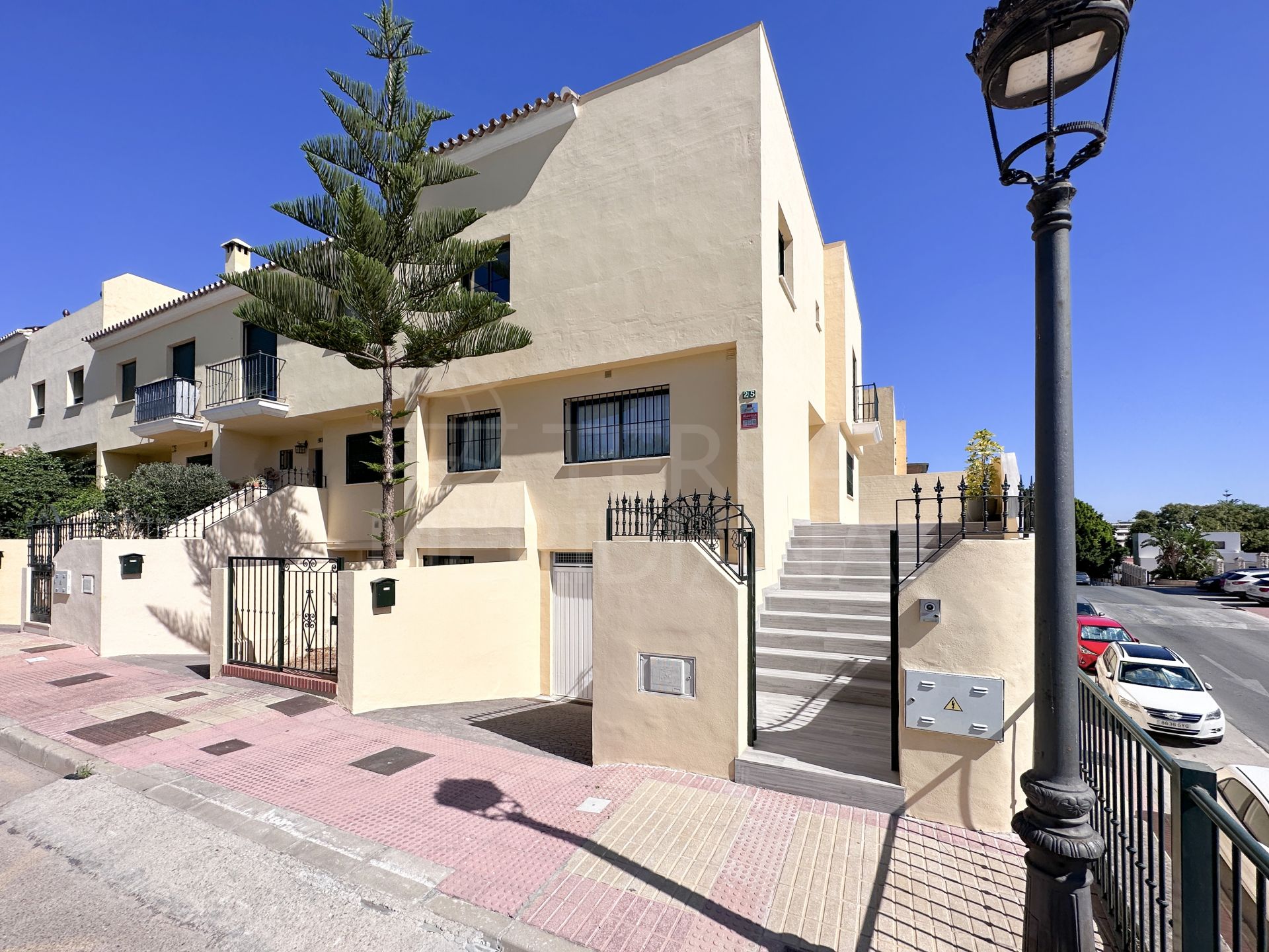 Spectaculaire maison de ville de 3 chambres entièrement rénovée avec vue sur la mer à vendre dans le centre ville d'Estepona