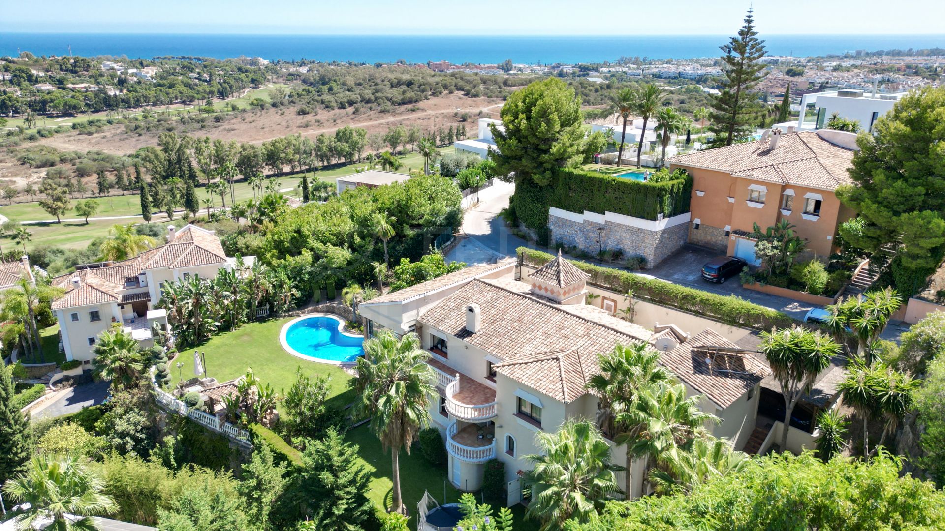 Superbe villa de 6 chambres avec vue sur la mer et le golf à vendre à Paraiso Alto, Benahavis