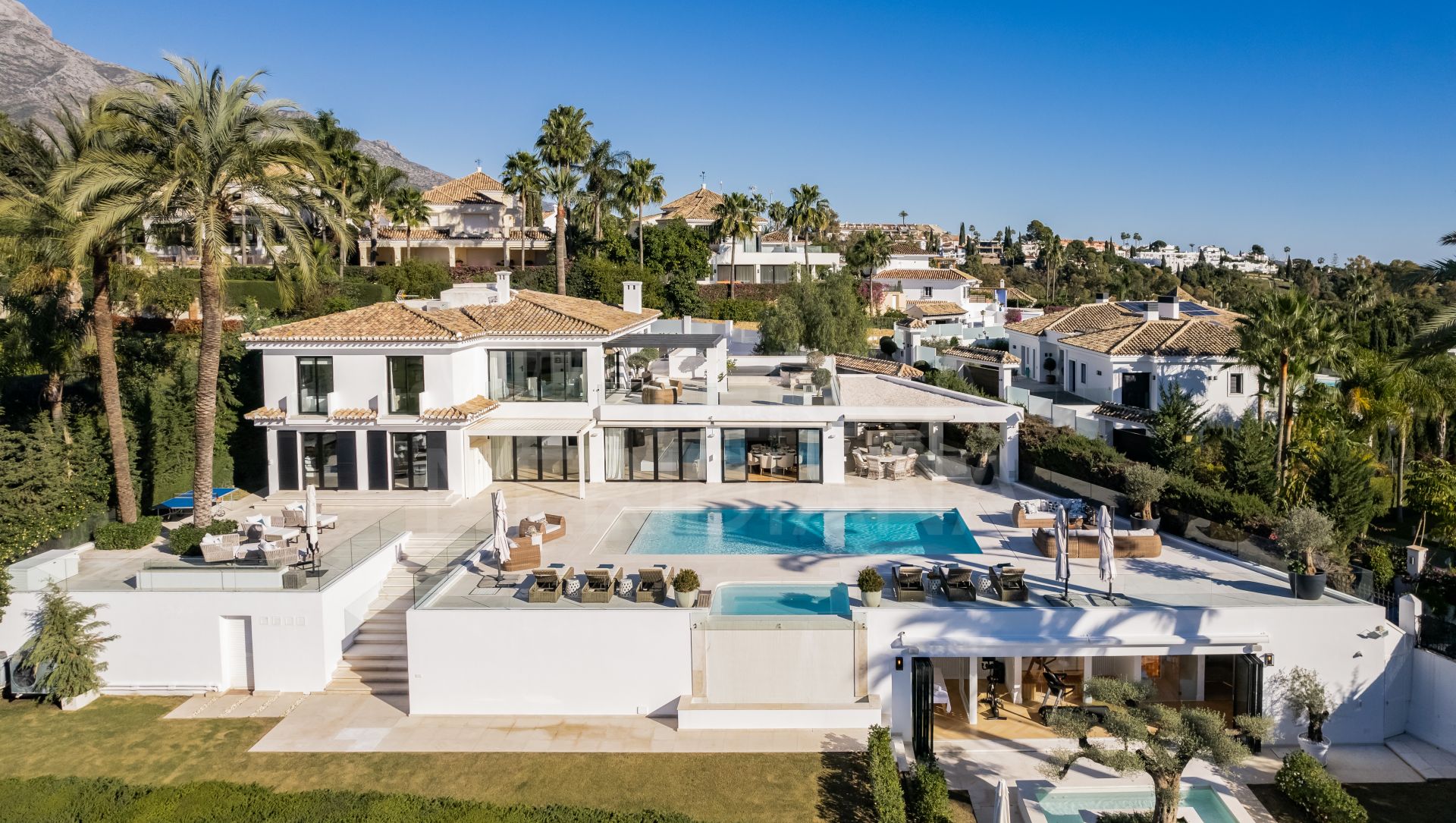 Impresionante Villa de Lujo con Vistas al Campo de Golf en Venta en Nueva Andalucía, Marbella