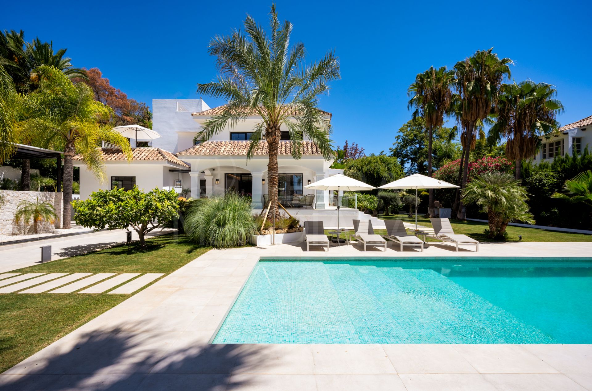 Vivre en hauteur : Luxueuse villa avec piscine chauffée à vendre à Nueva Andalucia, Marbella