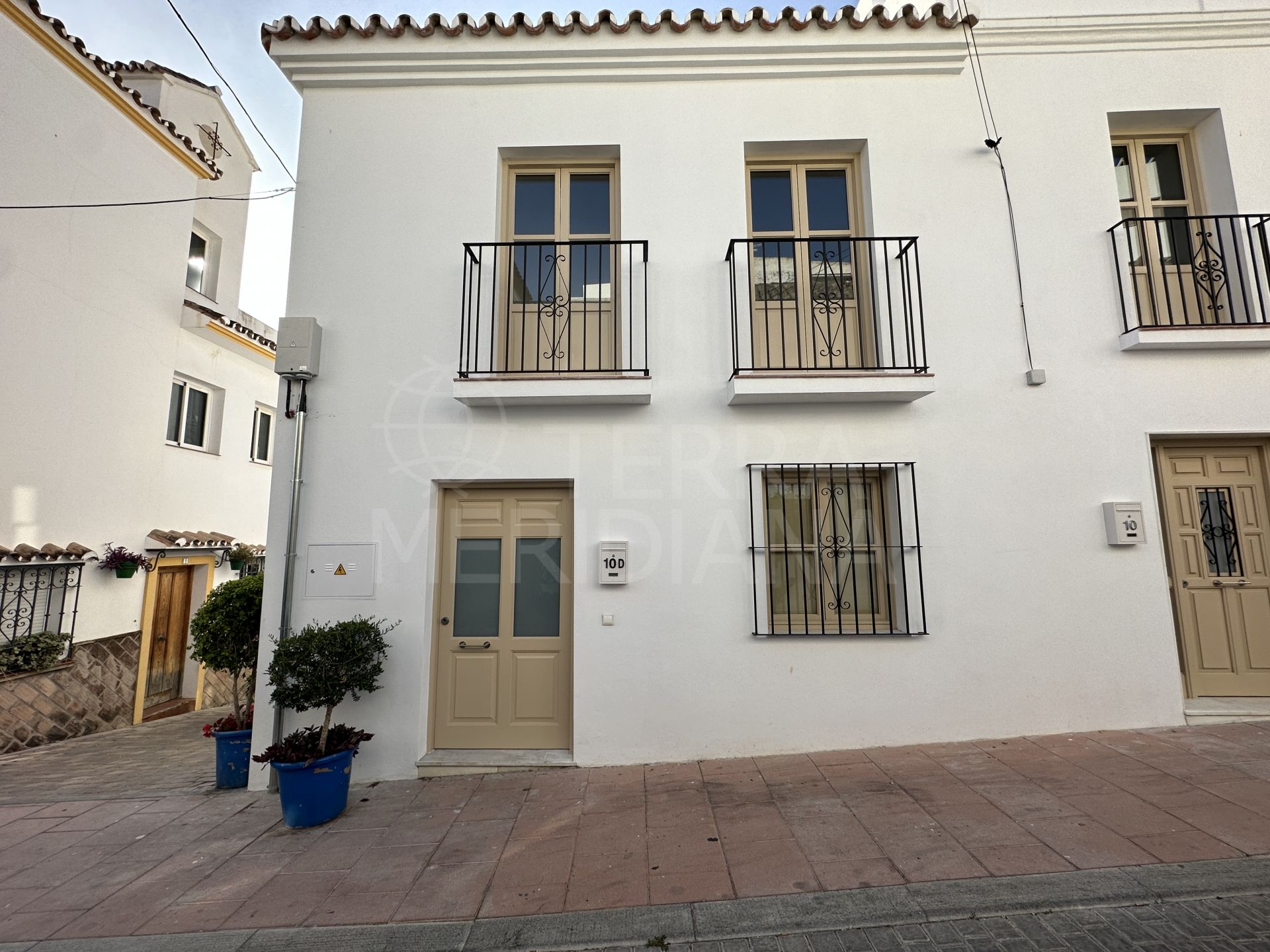 Large townhouse for sale in the old town of Estepona, with large terraces