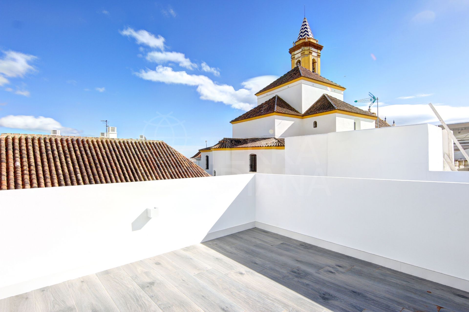 Casa adosada moderna en venta con solárium y vistas a la montaña en el casco antiguo de Estepona
