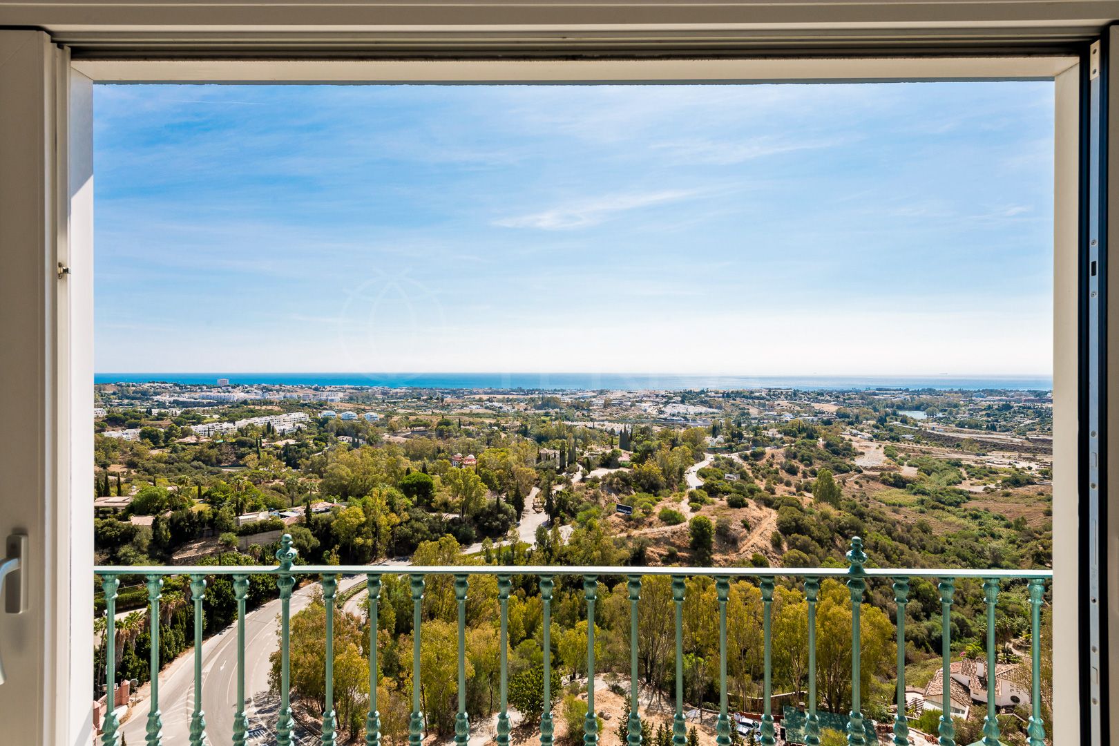 Impresionante ático dúplex de 5 dormitorios y vistas panorámicas al mar en venta en Monte Halcones, Benahavis