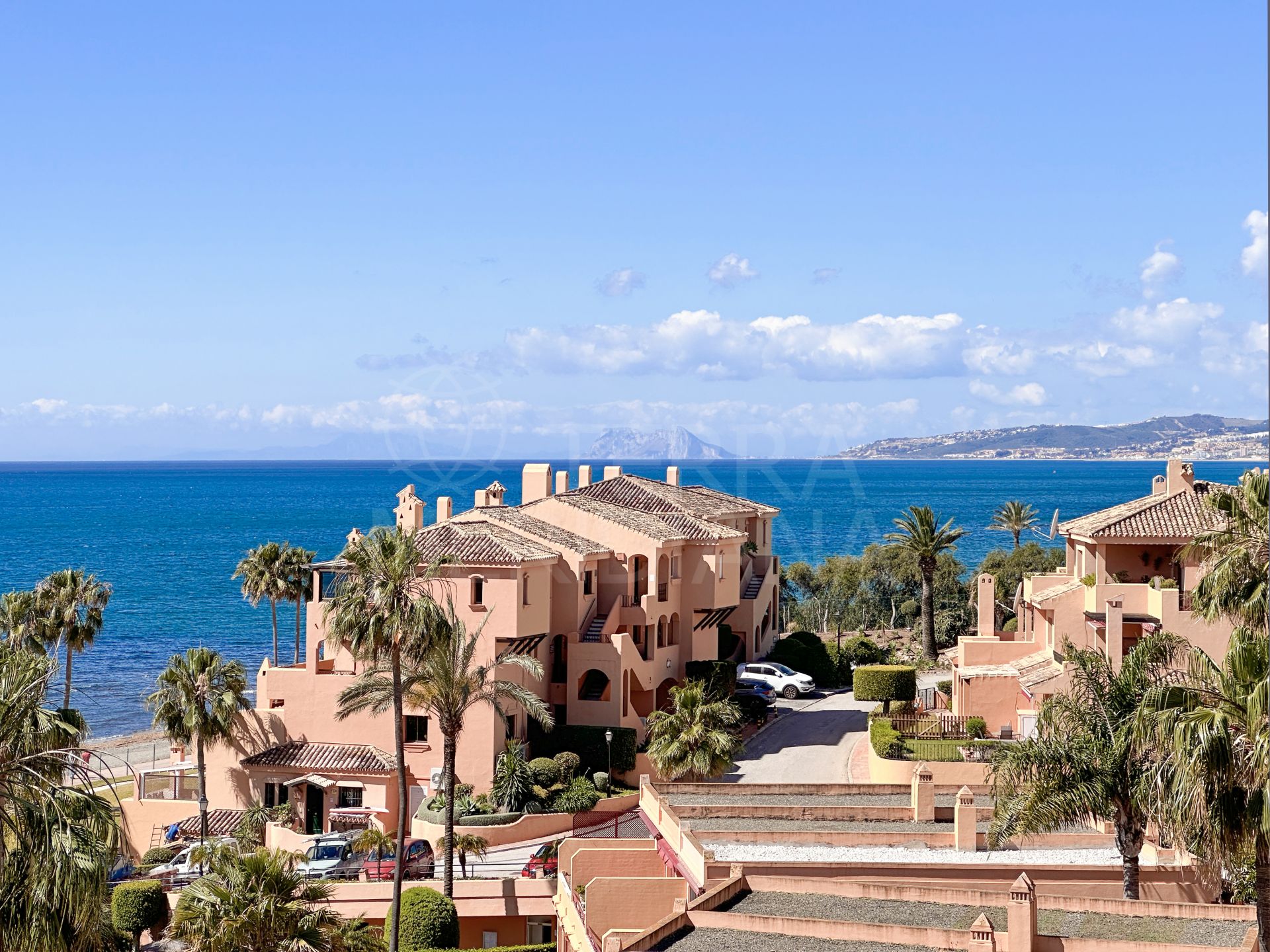 Apartamento de 3 habs en primera línea de playa con vistas al mar en venta en Riviera Andaluza, Estepona