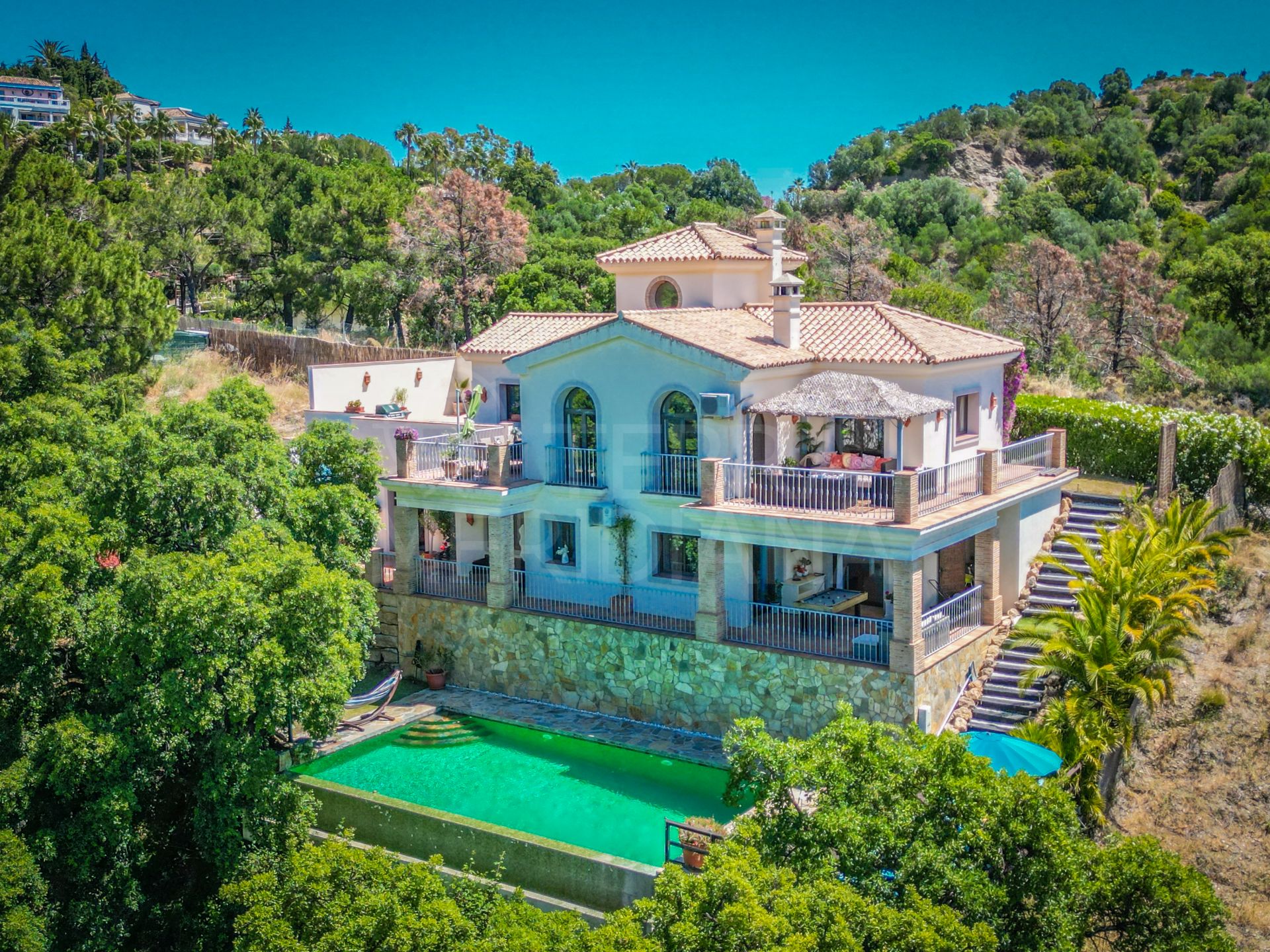 Villa familiar tranquila con entorno pintoresco y vistas al mar en venta en Forest Hills, Estepona