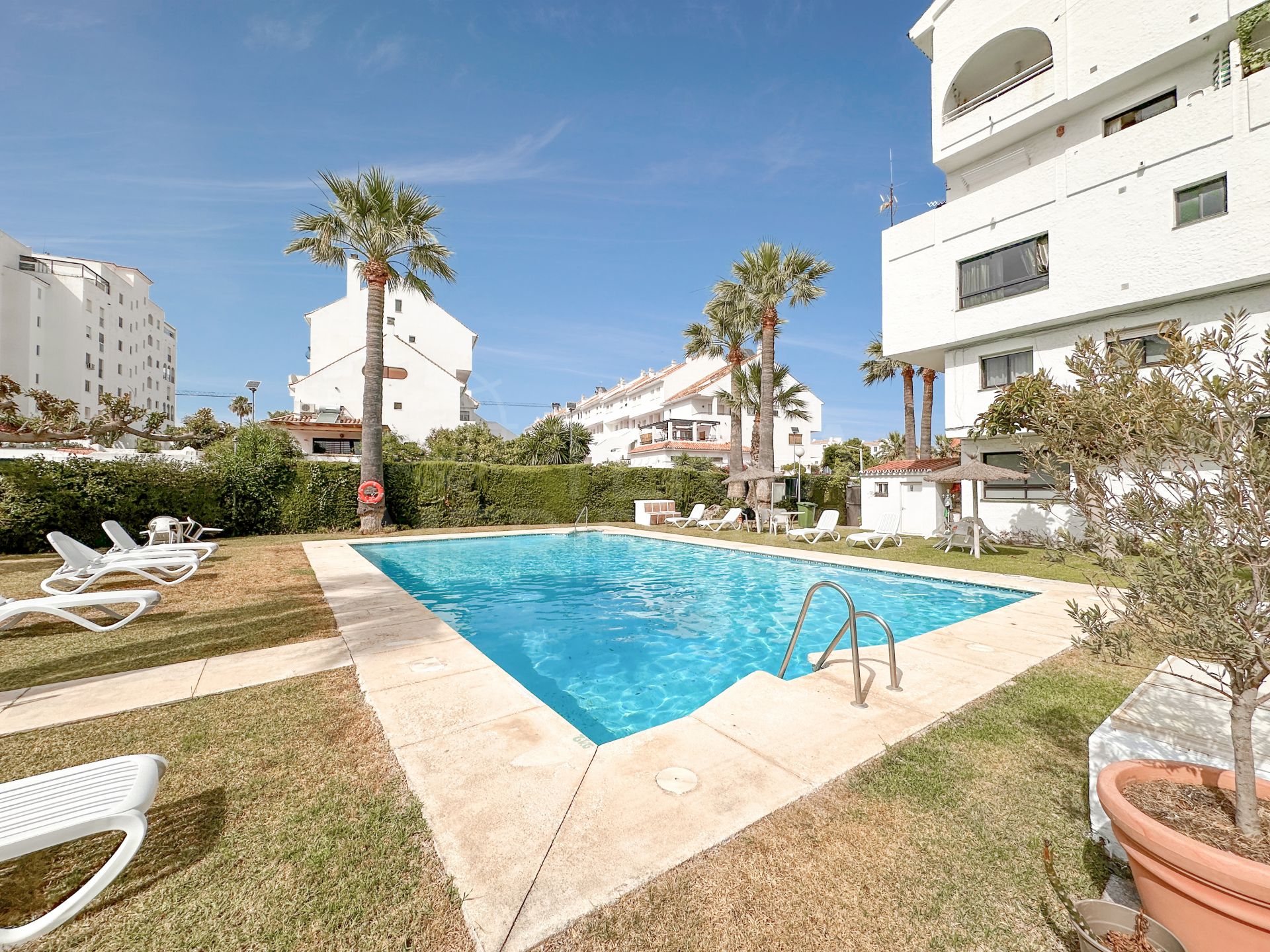 Apartamento de 3 dormitorios en planta baja en venta en Seghers, Estepona