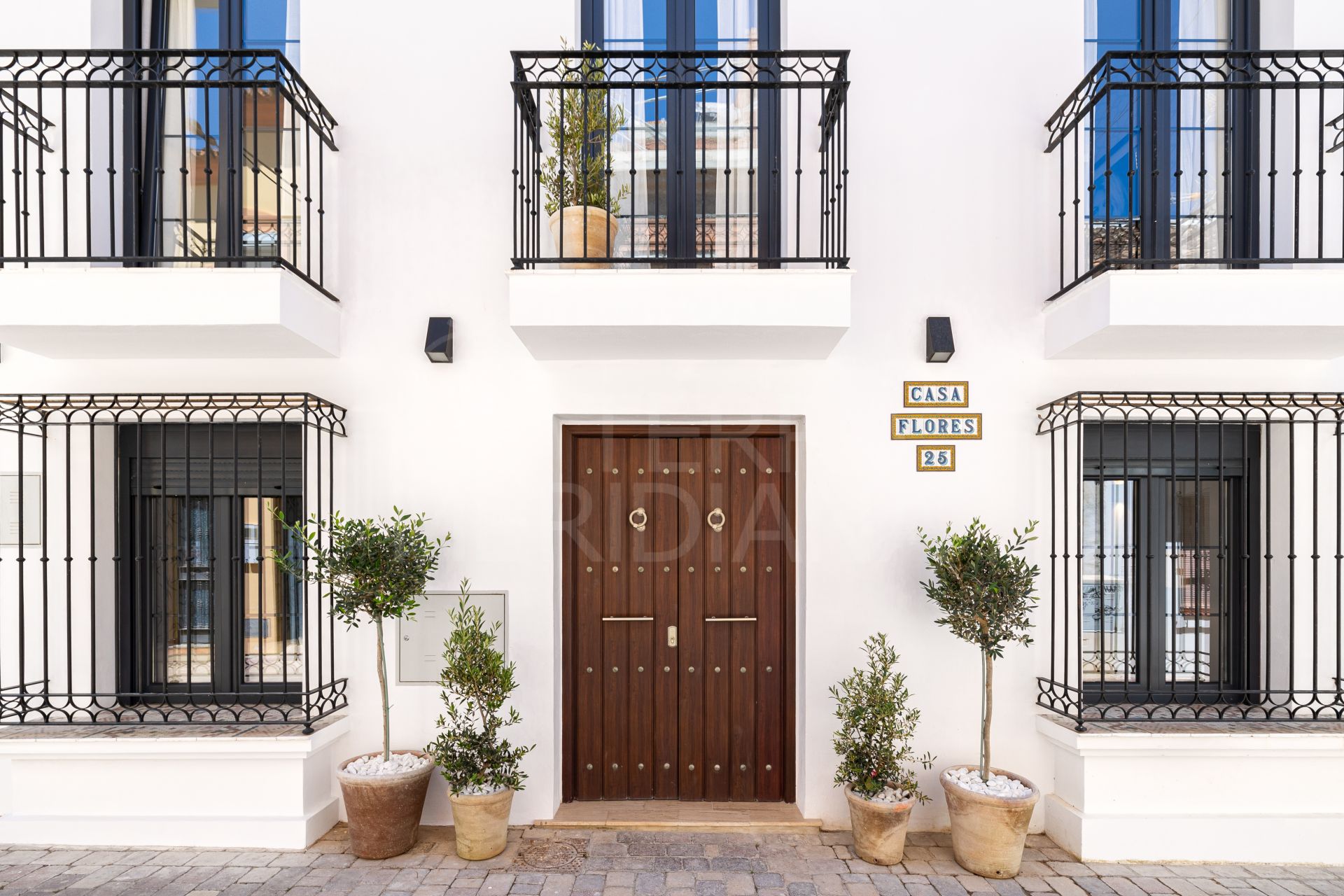 Casa adosada de 3 dormitorios en venta, lista para mudarse, en el centro del casco antiguo de Estepona.