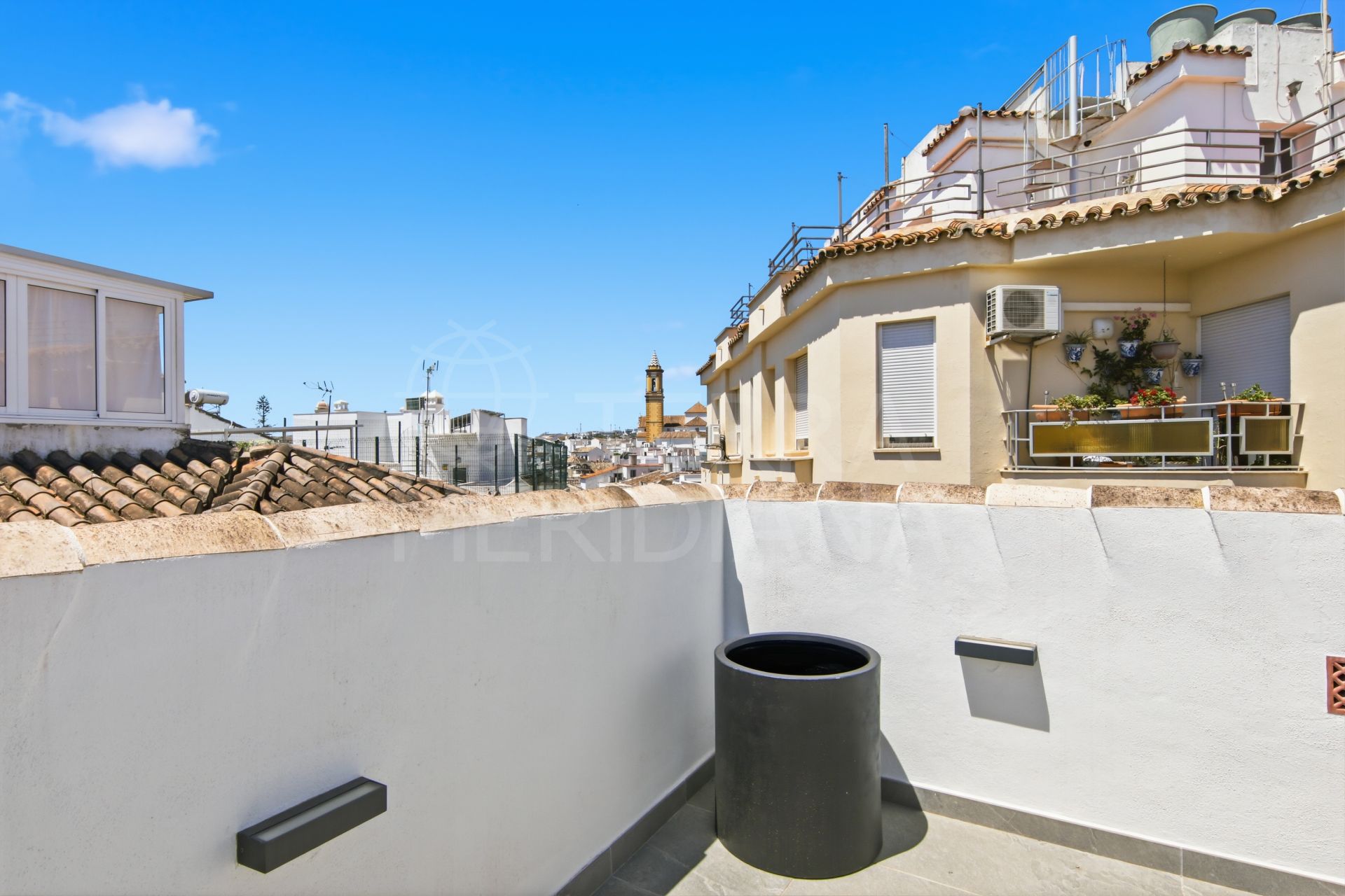 Casa nueva luminosa y espaciosa con fácil acceso a la playa en venta en el casco antiguo de Estepona