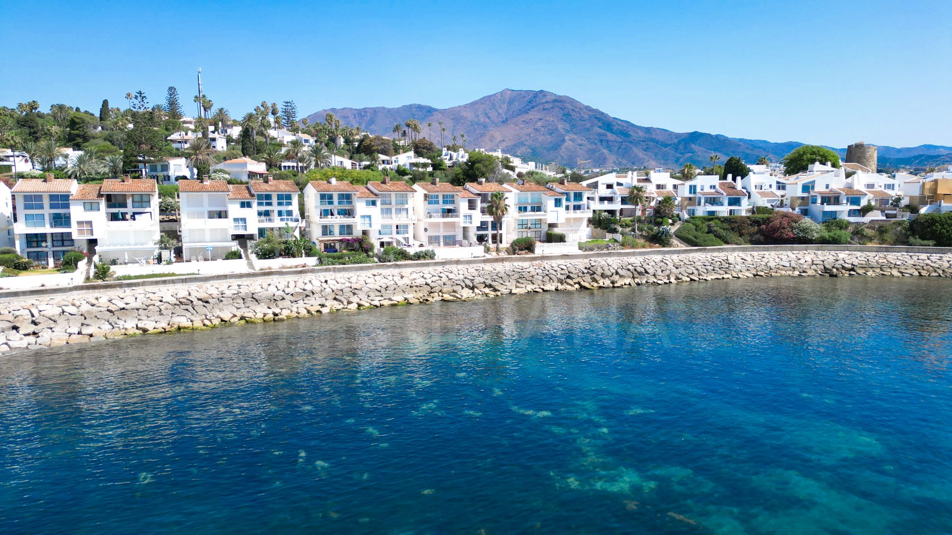 Duplex de 4 chambres avec vue sur la mer en première ligne à Bahia Dorada, Estepona.