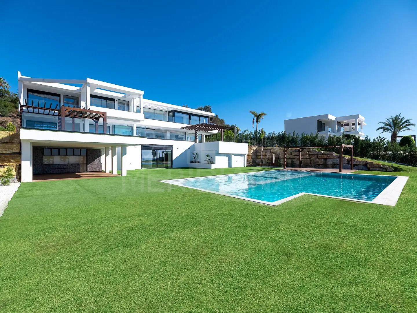Villa moderna con vistas al mar y comodidades de lujo en venta en Marbella Club Golf Resort, Benahavis