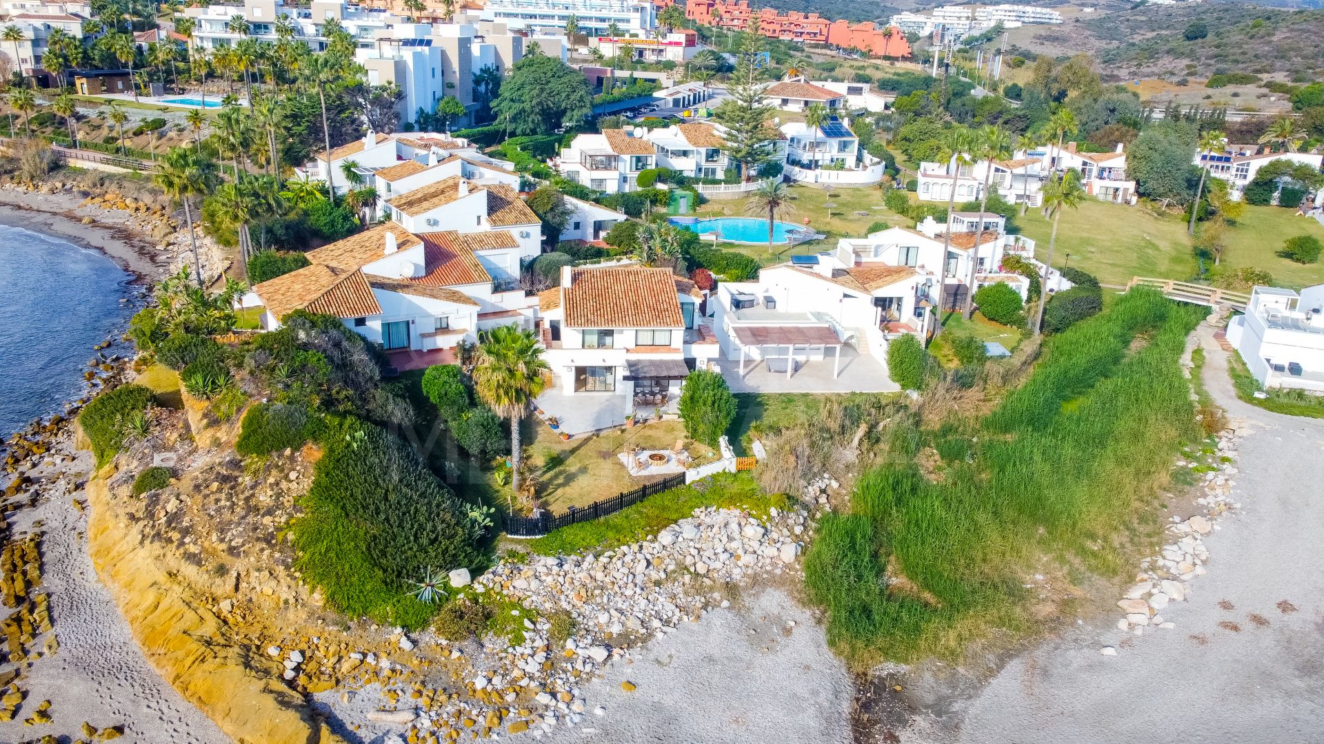 Villa en primera línea de playa en venta en Bahía Dorada, Estepona, con acceso directo a la playa.