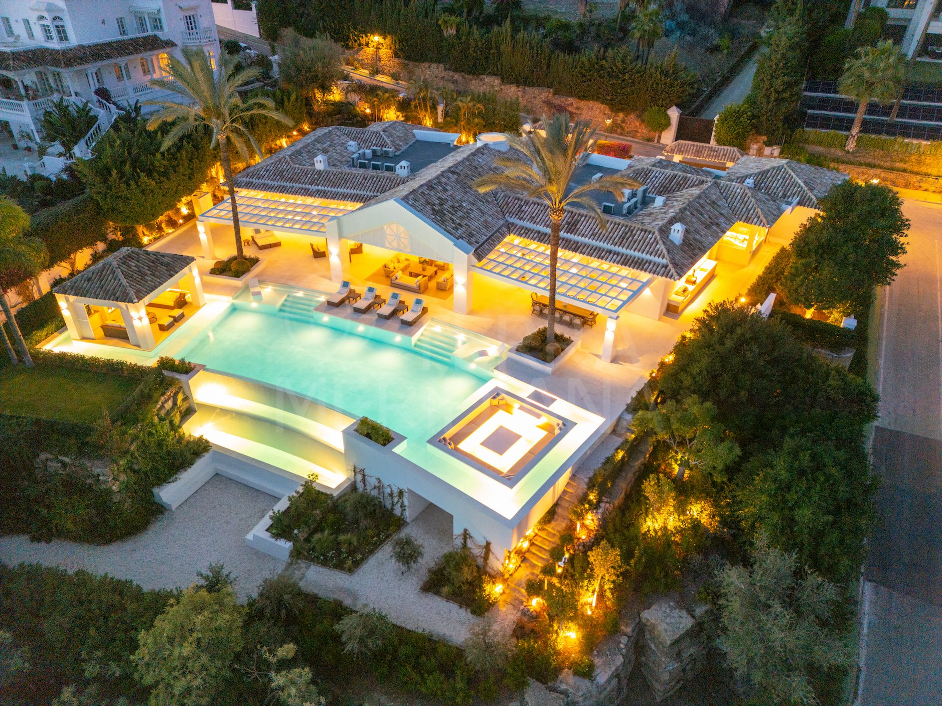 Villa de designer offrant intimité et vue à vendre à La Cerquilla, Nueva Andalucia, Marbella