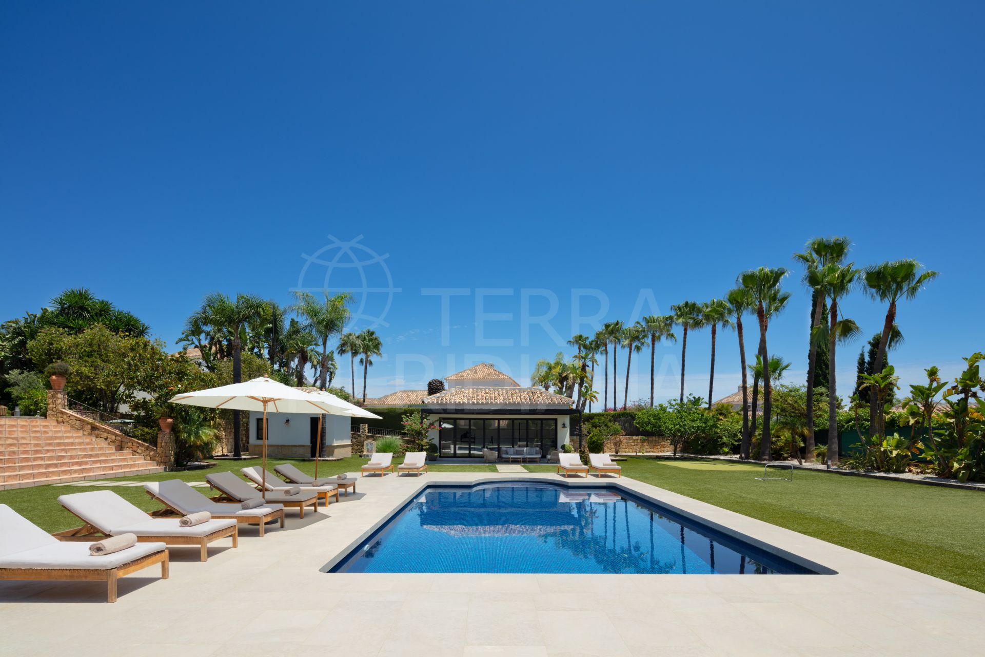 Impresionante villa mediterránea con elegante interior y excelentes comodidades en venta en El Paraíso, Estepona