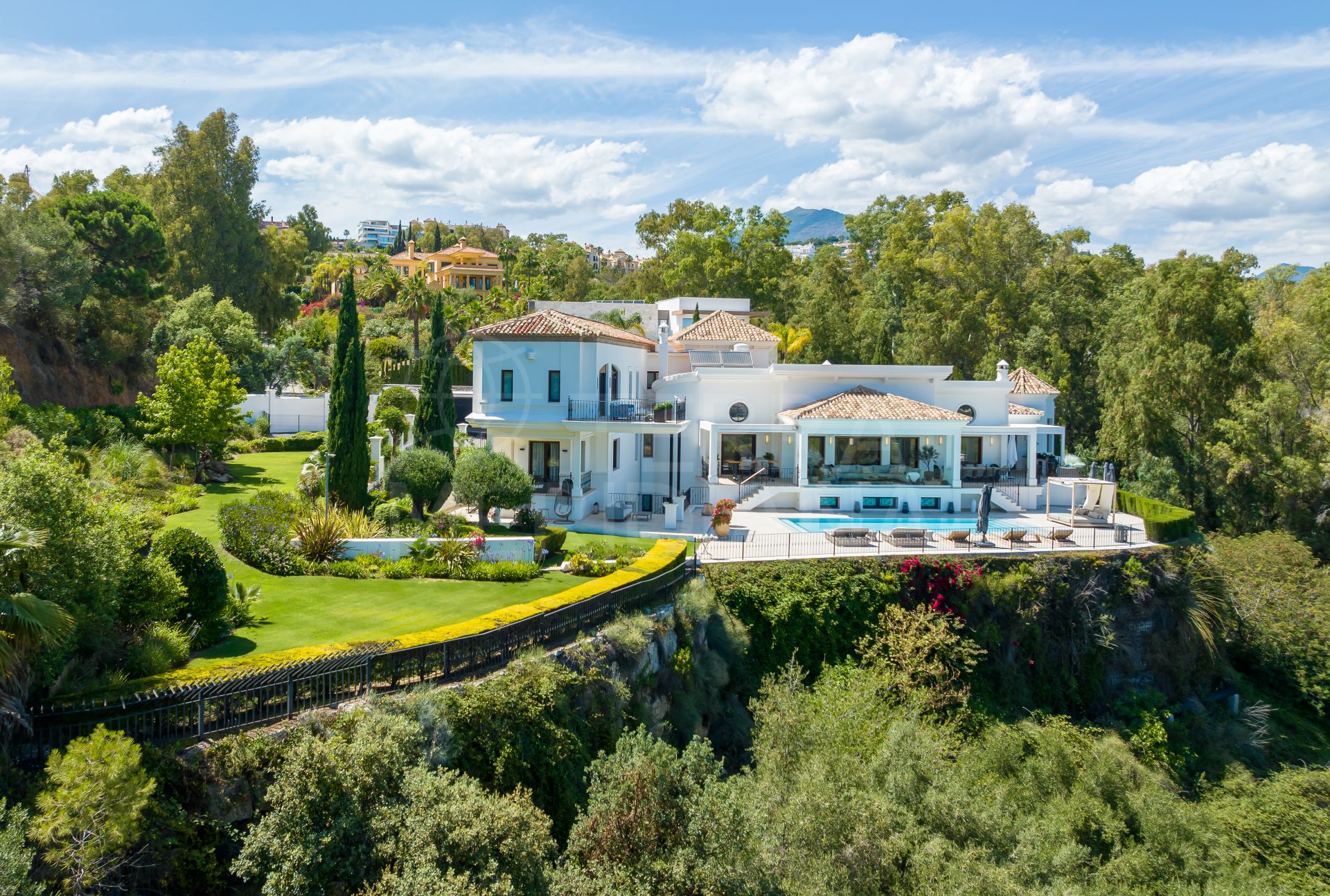 Espectacular villa con amplios terrenos y comodidades modernas en venta en El Herrojo, Benahavís