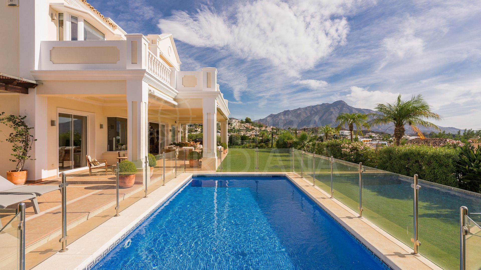 Le rêve des amateurs de golf : villa sophistiquée avec des fonctionnalités haut de gamme à vendre à El Herrojo, Benahavis