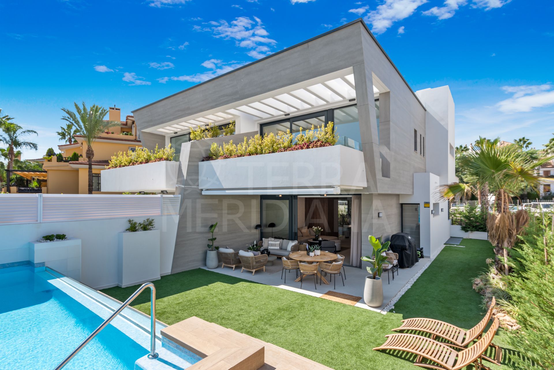 Villa jumelée offrant une vie luxueuse en bord de mer à vendre à Banus Bay Residences, Marbella