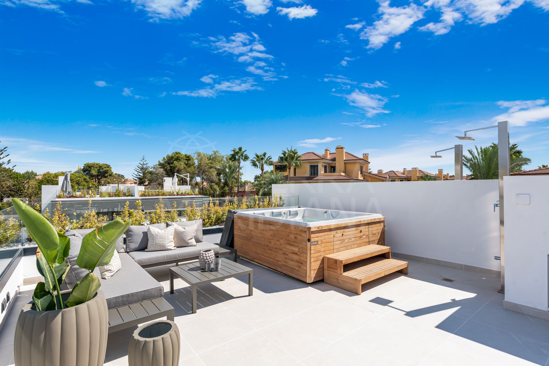 Villa jumelée offrant une vie luxueuse en bord de mer à vendre à Banus Bay Residences, Marbella