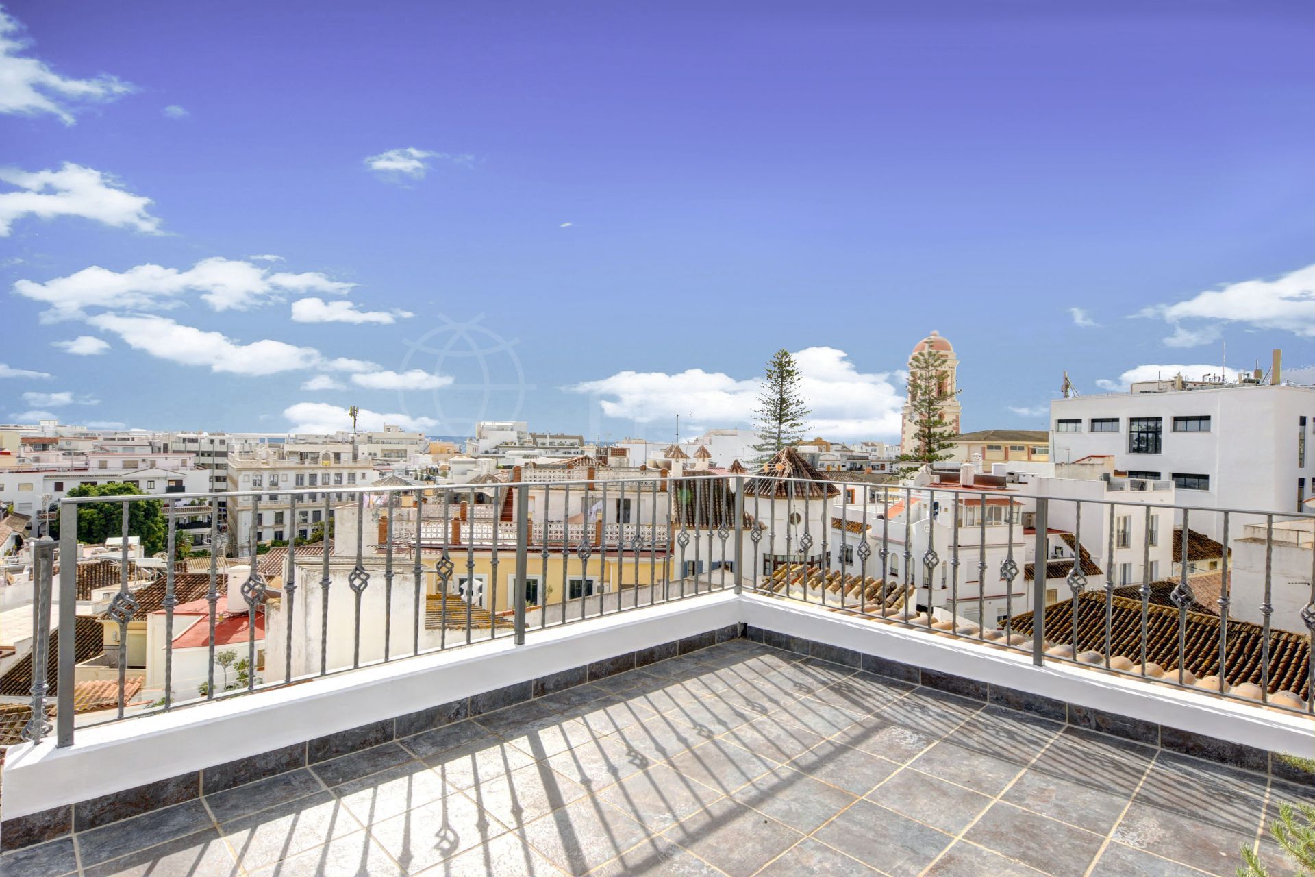 Casa adosada con vistas increíbles en venta en el casco antiguo de Estepona